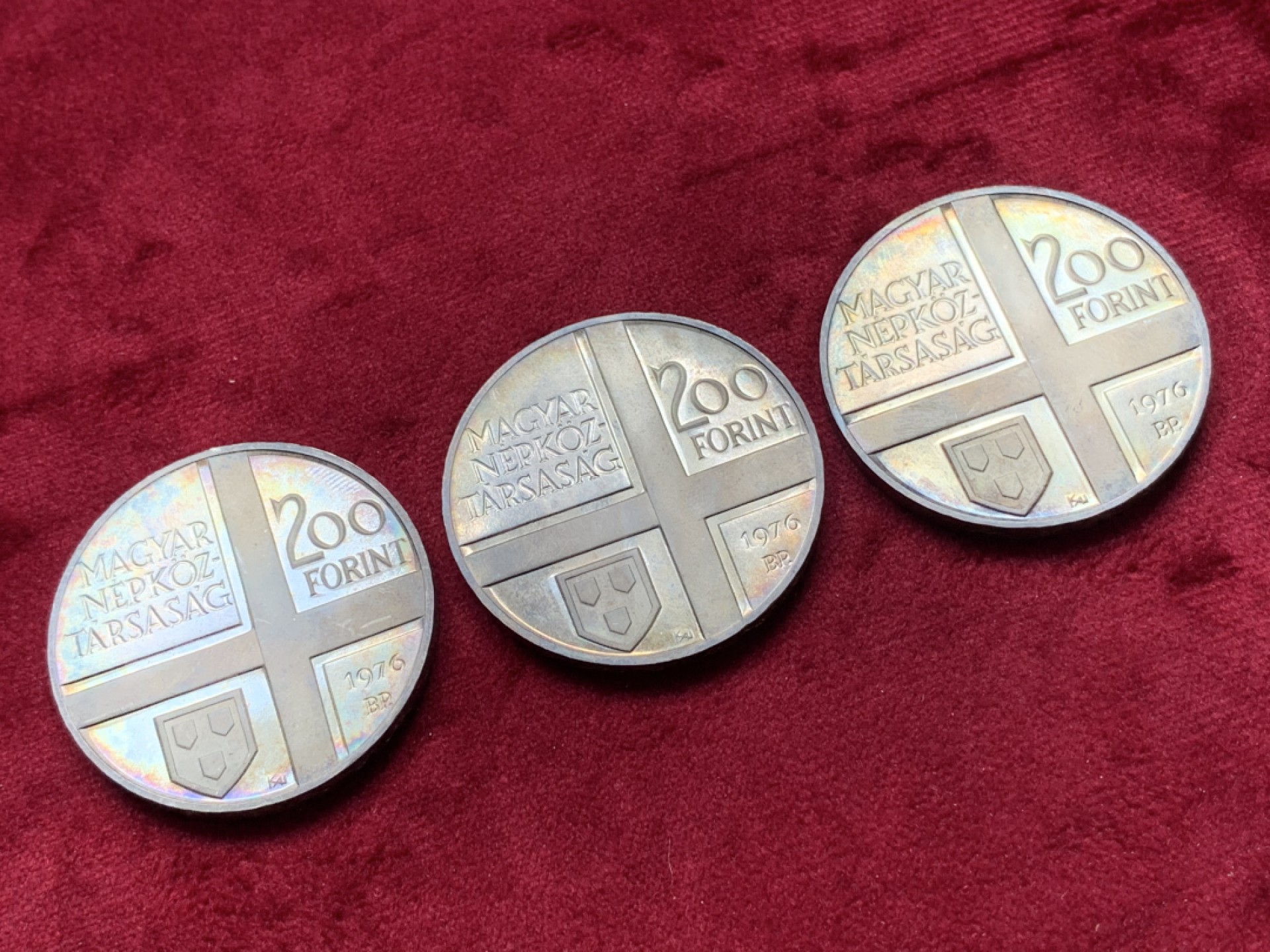 《竞宝斋》第84场-本周日，周一2场连拍（全场不限金额包邮） PROOF精美原盒包装匈牙利1976年200福林纪念银币三枚套  发行量5000枚  28.00g*3 