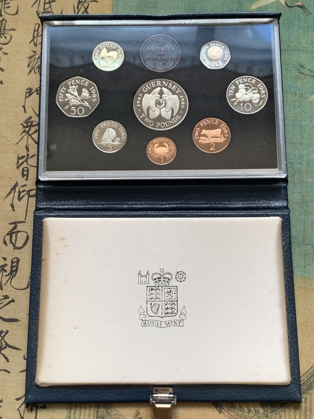 《竞宝斋》第84场-本周日，周一2场连拍（全场不限金额包邮） PROOF原盒装证书英属格恩济1985年8枚套币  发行量2500套