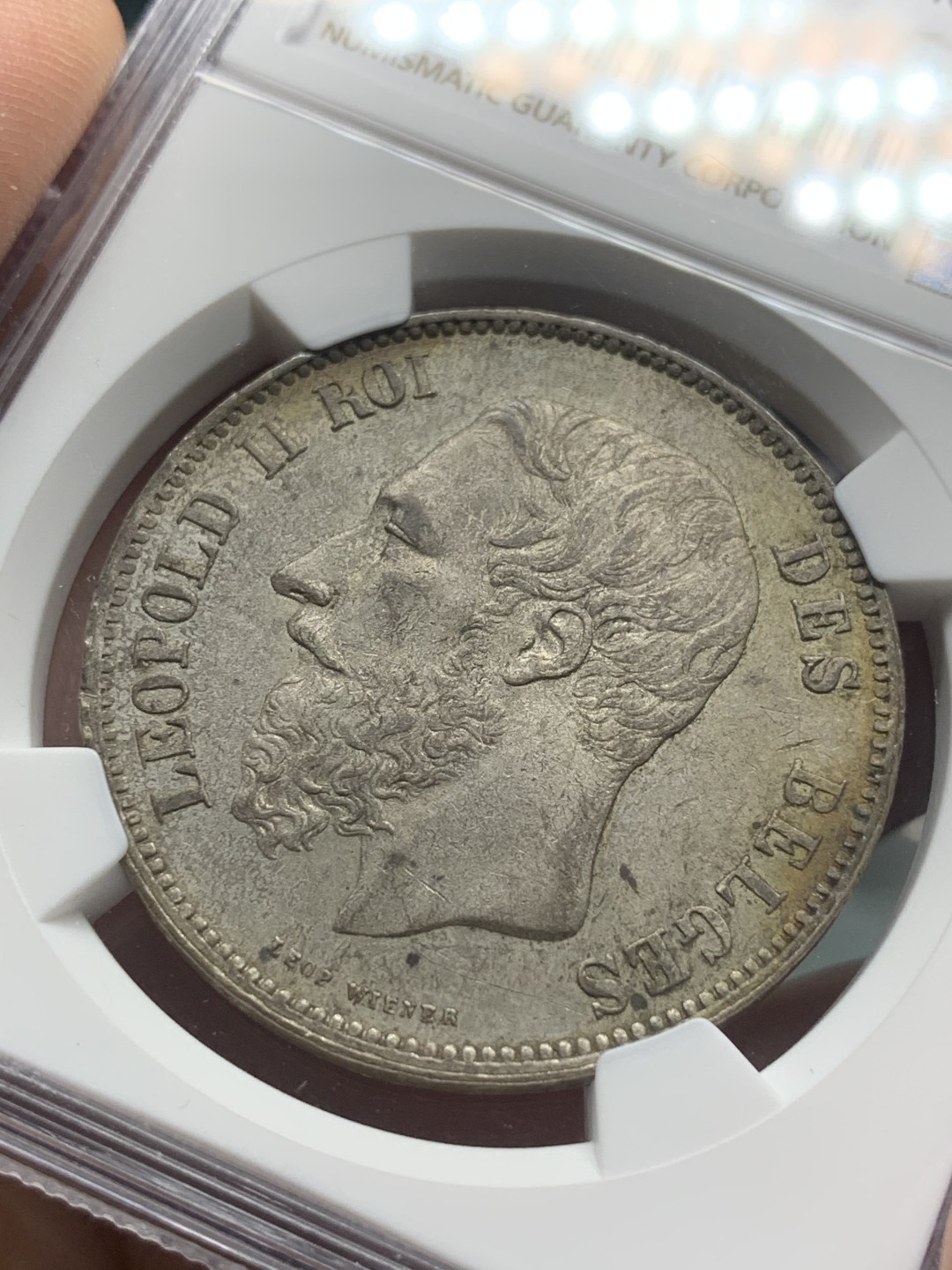 《竞宝斋》第84场-本周日，周一2场连拍（全场不限金额包邮） 唯一冠军分 NGC-MS62 比利时1867年 利奥波德5法郎大银币 “变体 签字靠近边缘” 非常稀少