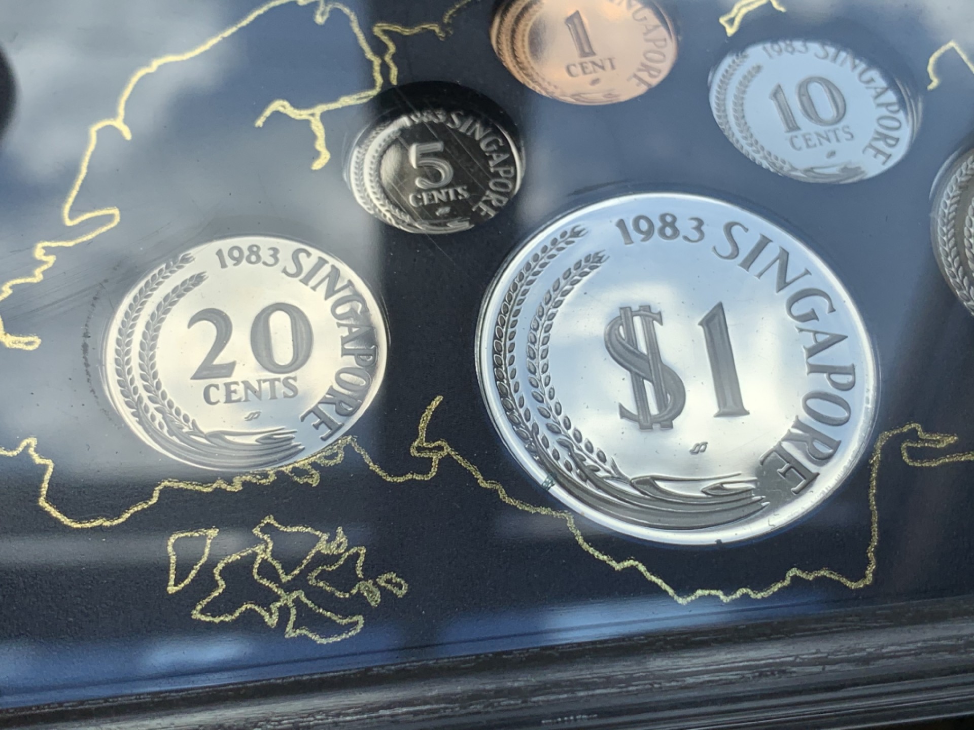 《竞宝斋》第84场-本周日，周一2场连拍（全场不限金额包邮） 新加坡 1983年 Proof精制含银套币 新加坡经典图案 银币 木盒包装含18.05克大银 镜面+喷砂工艺交相辉映 全品未氧化