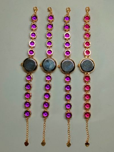 银鎏金镶宝石腕表， 宝石晶莹剔透光彩夺目，硬度达九，雕刻精美，佩带大气，正常使用，走时精准。 银鎏金镶宝石腕表， 宝石晶莹剔透光彩夺目，硬度达九，雕刻精美，佩带大气，正常使用，走时精准。