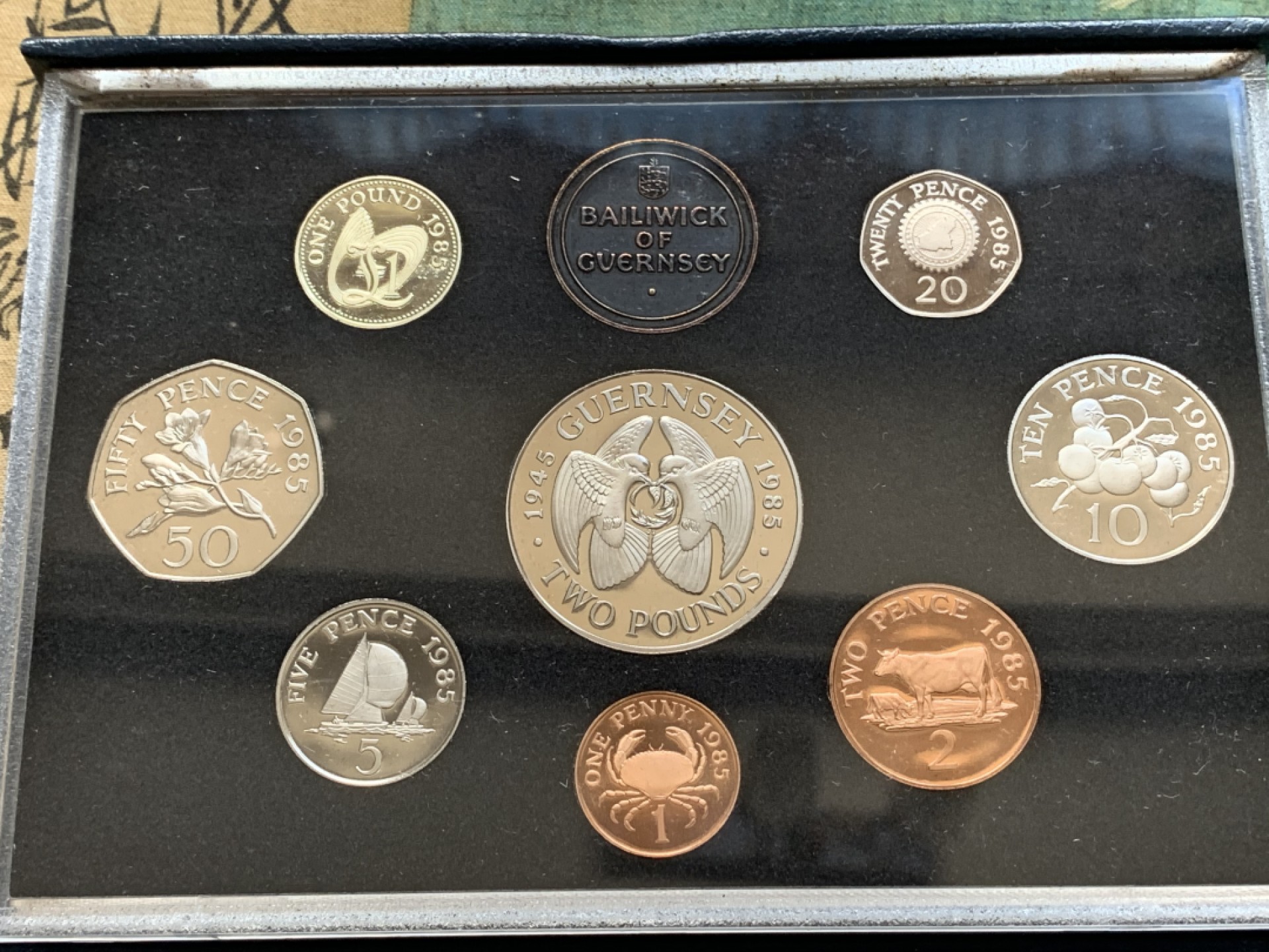 《竞宝斋》第84场-本周日，周一2场连拍（全场不限金额包邮） PROOF原盒装证书英属格恩济1985年8枚套币  发行量2500套