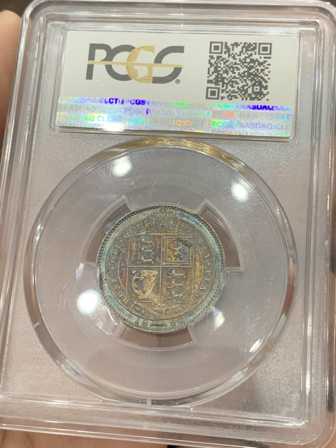 《竞宝斋》第84场-本周日，周一2场连拍（全场不限金额包邮） PCGS-MS62英国1887年维多利亚高冠一先令银币 两面彩虹彩 五彩斑斓美不胜收  细节也到位 不可多得的一颗 