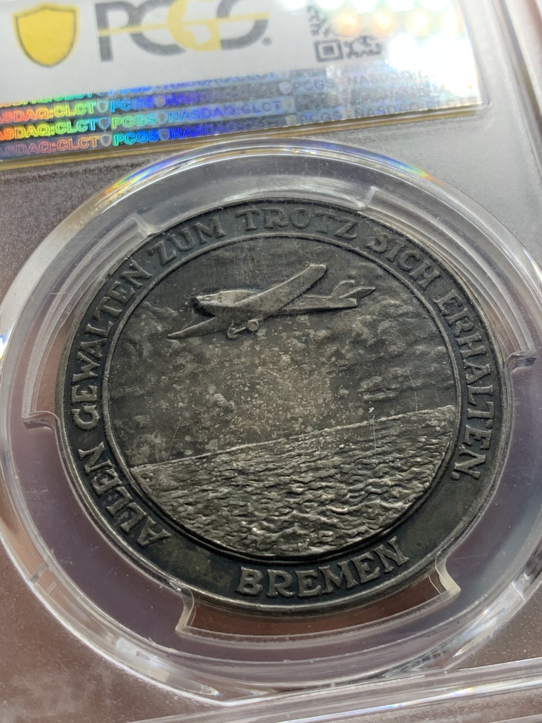 《竞宝斋》第84场-本周日，周一2场连拍（全场不限金额包邮） PCGS SP63 1928年德国银章 纪念不莱梅号飞机跨越大西洋 双面浓郁五彩包浆 超高浮雕 背面的不莱梅号穿过云雾 海面波光粼粼 惟妙惟肖