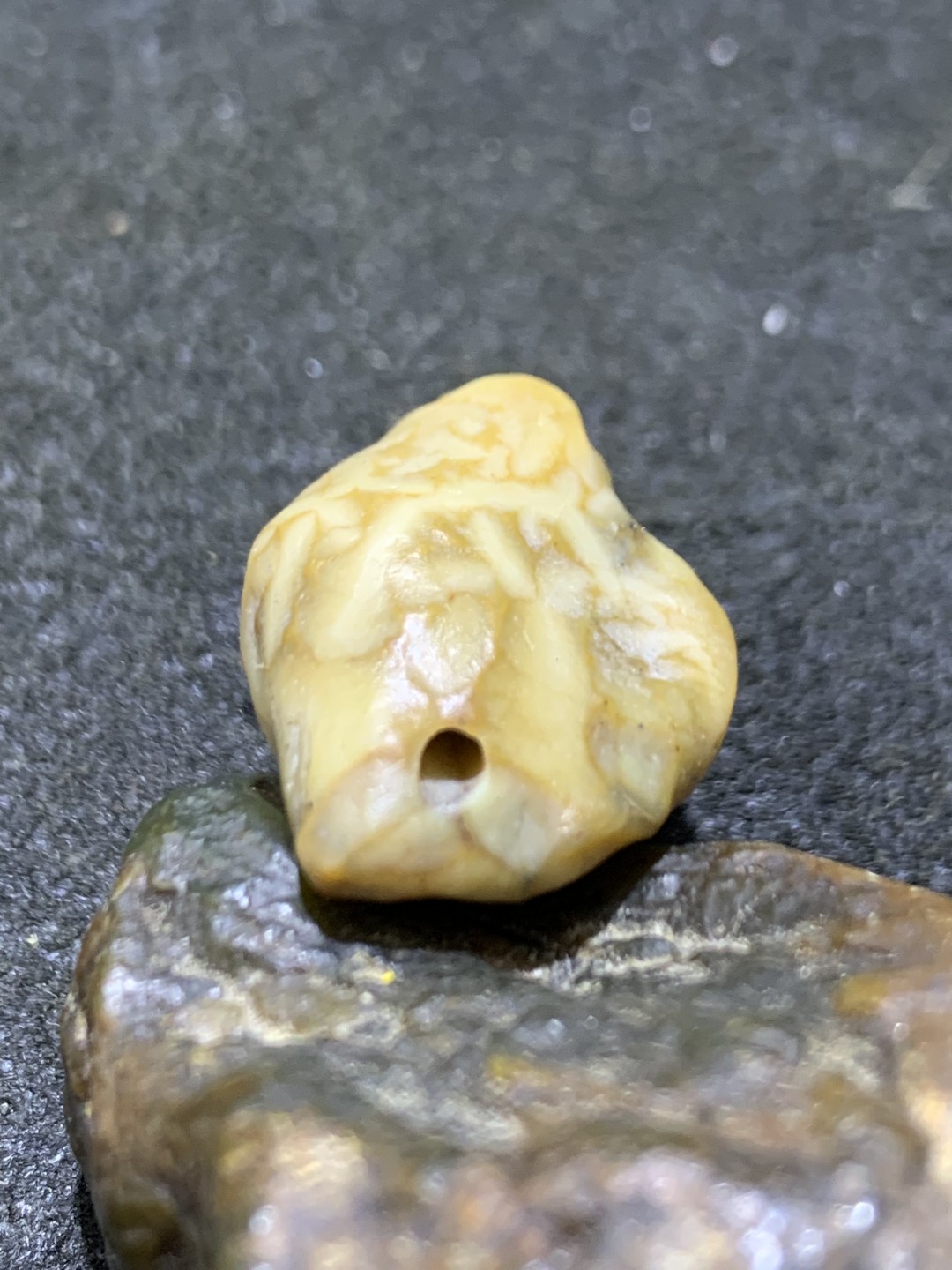 精美阿拉善筋脉石原石珠子一颗