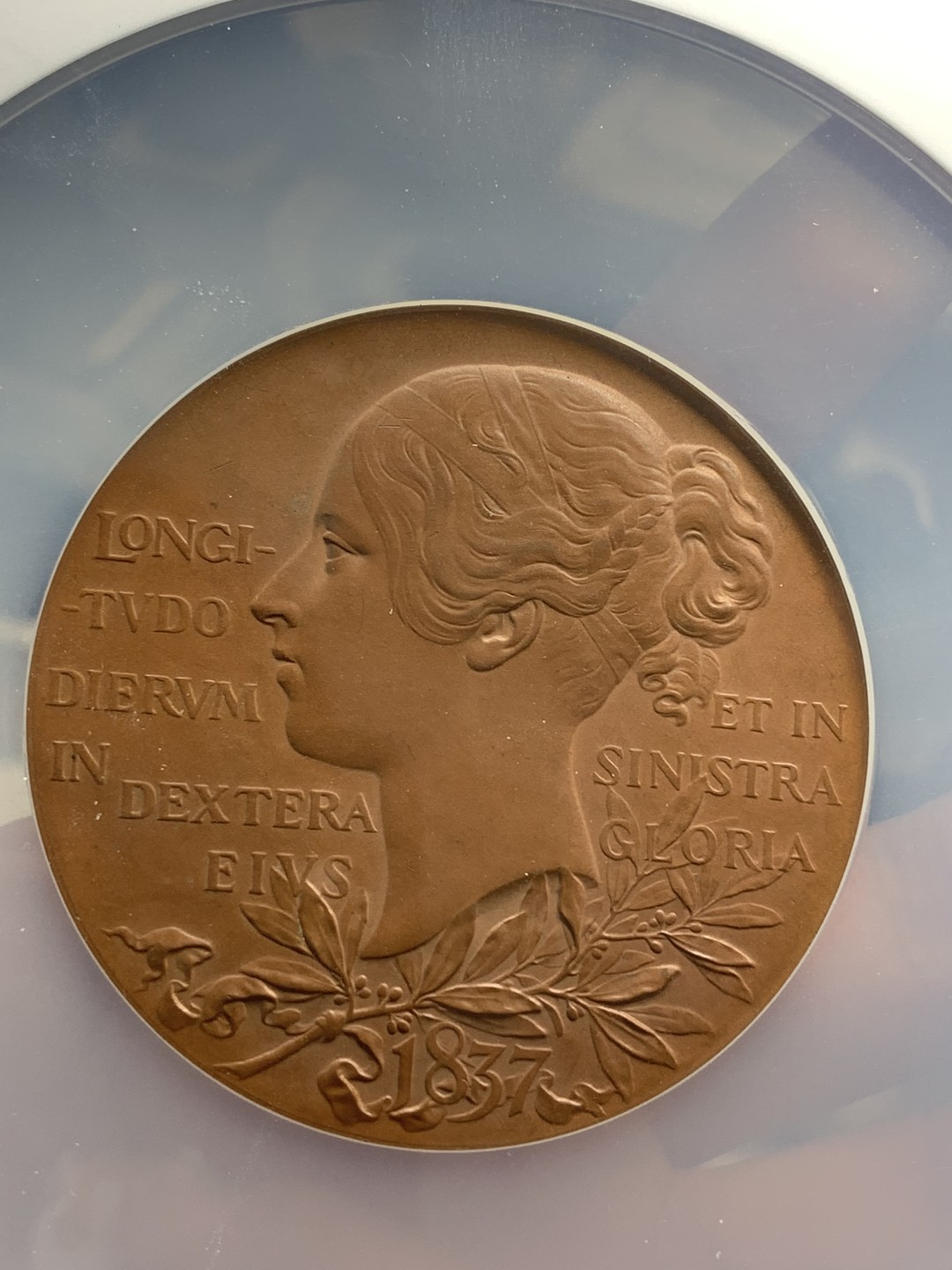 《竞宝斋》第84场-本周日，周一2场连拍（全场不限金额包邮） NGC UNC 1897年维多利亚登基60周年纪念大铜章 铜光饱满 底板丝滑 NGC严评 现在超大盒光评级费也两百多了