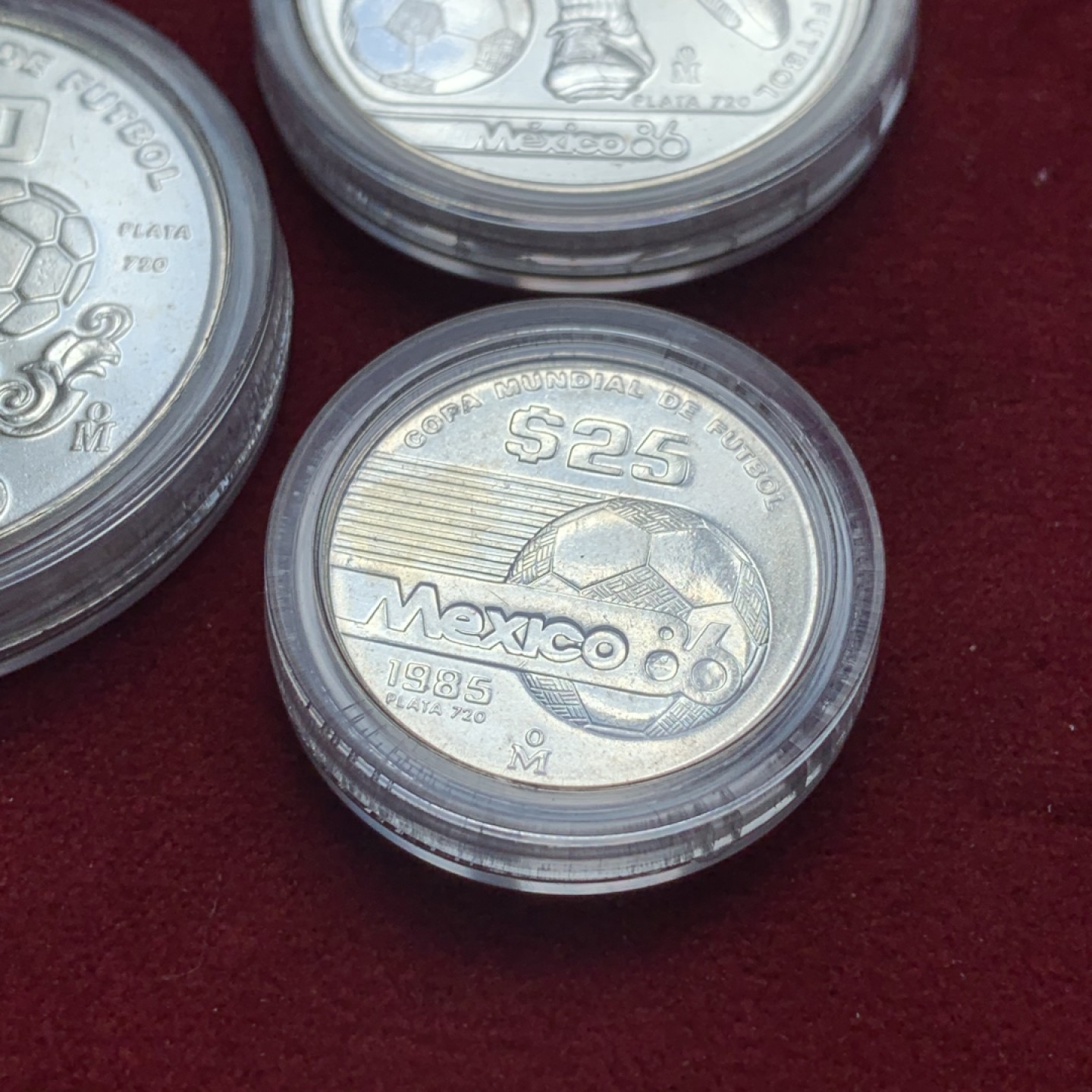 《竞宝斋》第84场-本周日，周一2场连拍（全场不限金额包邮） 原盒装证书墨西哥1985年世界杯足球赛三枚纪念银套币  25P   7.776g   50P   15.552g     100P  31.103g