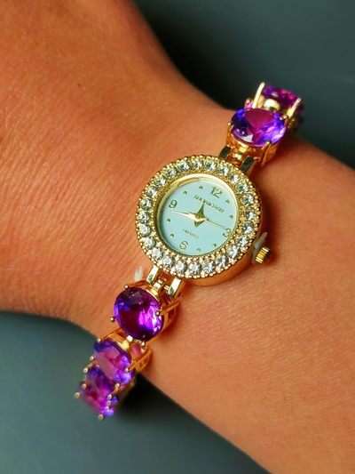 银鎏金镶宝石腕表， 宝石晶莹剔透光彩夺目，硬度达九，雕刻精美，佩带大气，正常使用，走时精准。 银鎏金镶宝石腕表， 宝石晶莹剔透光彩夺目，硬度达九，雕刻精美，佩带大气，正常使用，走时精准。