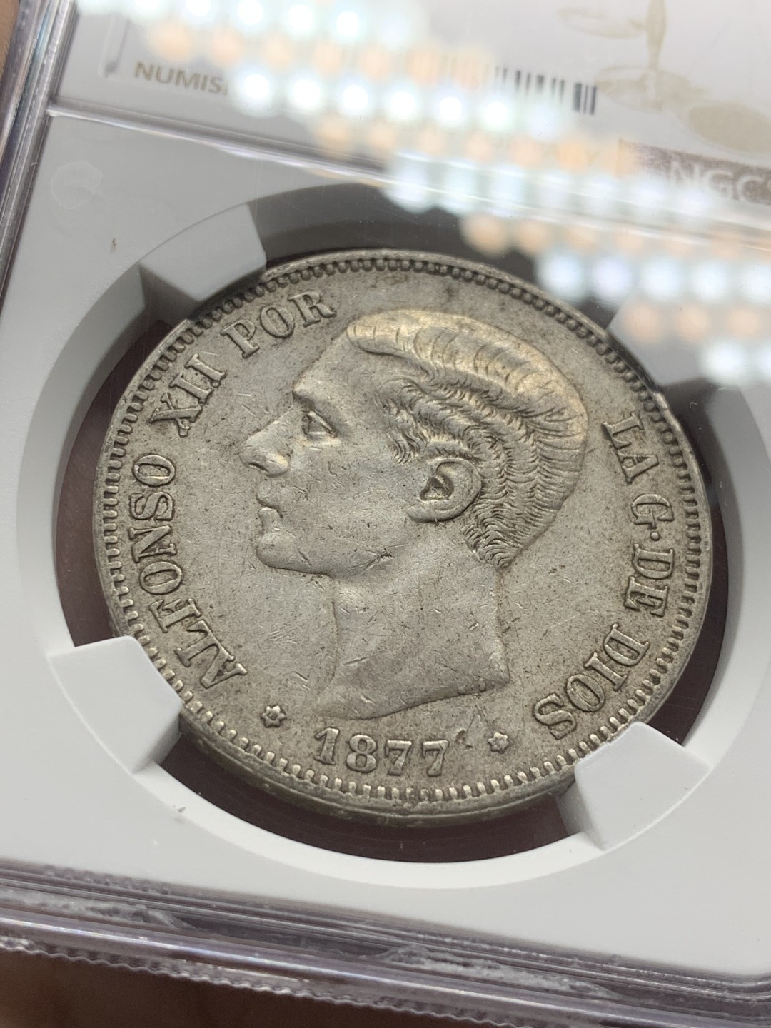 《竞宝斋》第84场-本周日，周一2场连拍（全场不限金额包邮） NGC-AU53 西班牙1877年 阿方索十二世 双柱5比塞塔大银币 细节一流 带底光 更高分只有个位数