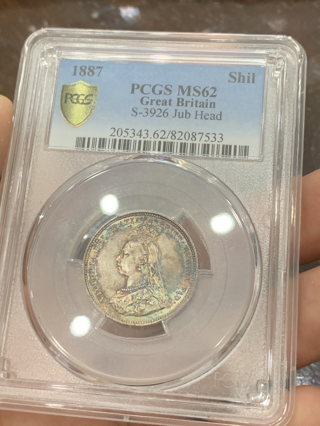 《竞宝斋》第84场-本周日，周一2场连拍（全场不限金额包邮） PCGS-MS62英国1887年维多利亚高冠一先令银币 两面彩虹彩 五彩斑斓美不胜收  细节也到位 不可多得的一颗 
