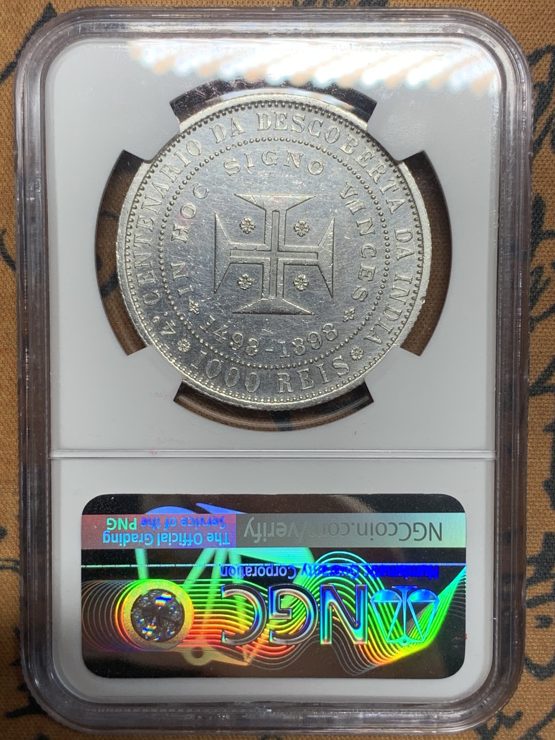 《竞宝斋》第84场-本周日，周一2场连拍（全场不限金额包邮） NGC-UNCD 葡萄牙卡洛斯一世1898年发现印度400周年1000瑞斯纪念银币。