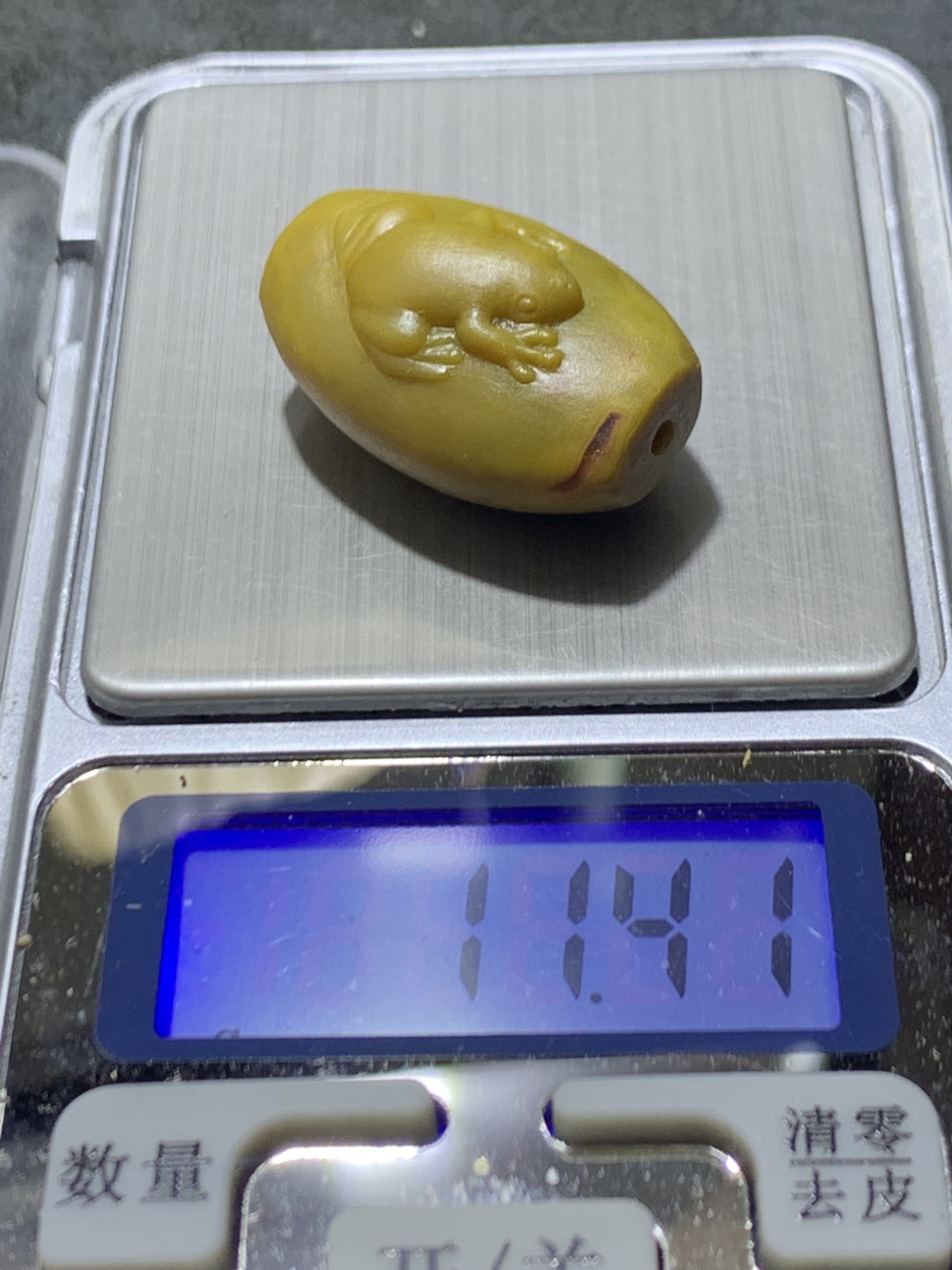 精美亚光战国红玛瑙雕刻青蛙勒子一个