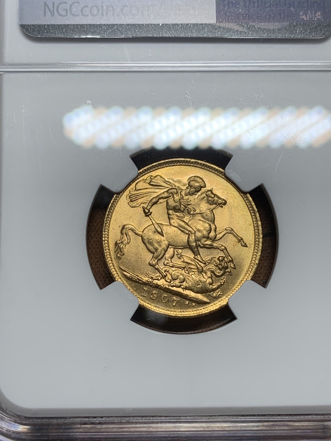 《竞宝斋》第84场-本周日，周一2场连拍（全场不限金额包邮） NGC-MS63 英属澳大利亚1907年 爱德华七世 1SOV 马剑金币 少见品种