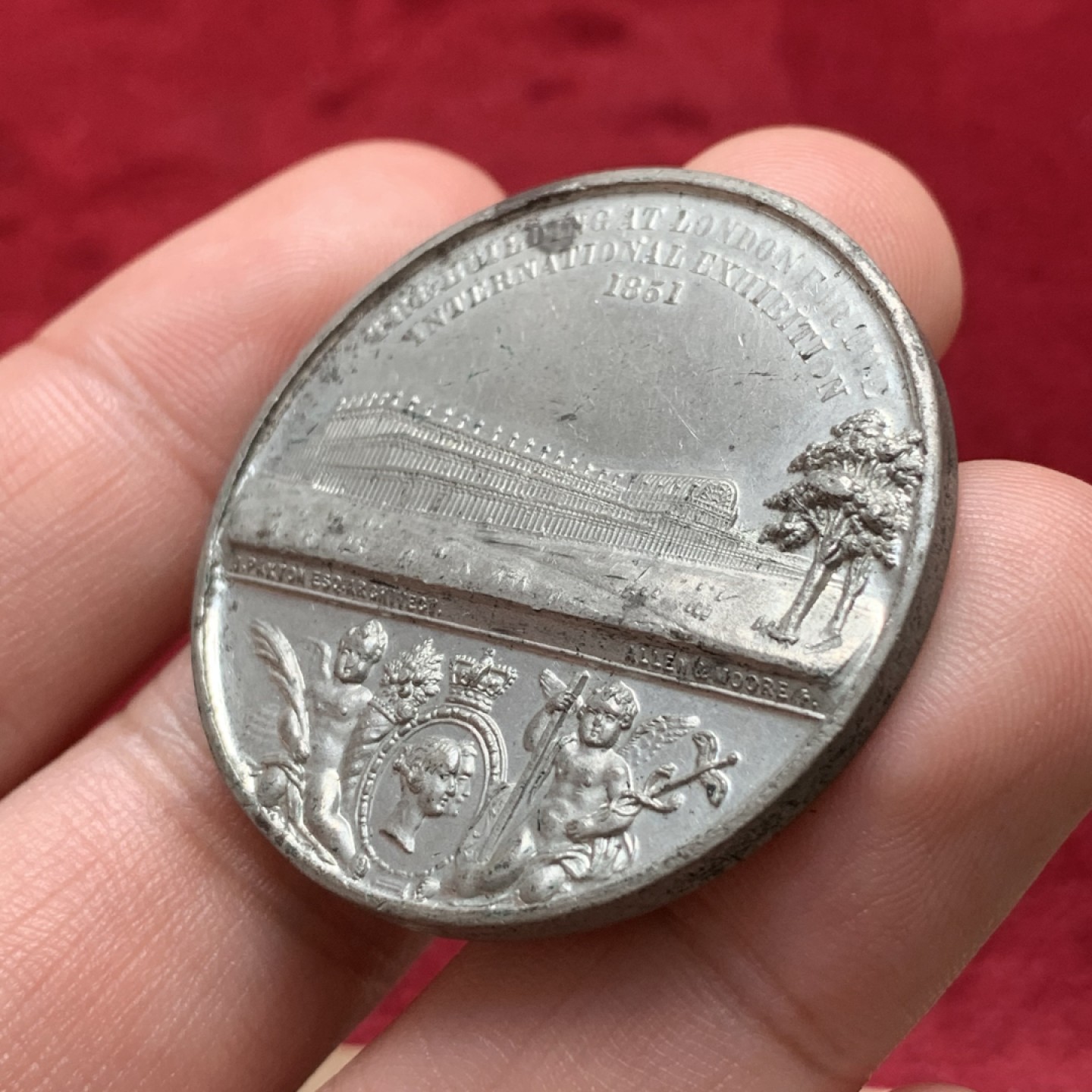 《竞宝斋》第84场-本周日，周一2场连拍（全场不限金额包邮） 1851年英国白色金属纪念章 伦敦世博会 38mm 小维经典哥特女王 背面是水晶宫及双天使女王夫妇头像 品相不错 高浮雕细节极佳 哥特克朗型历史章