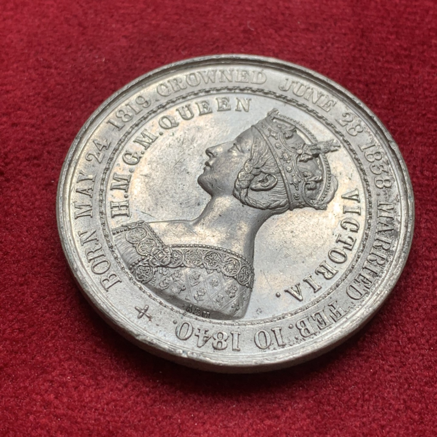 《竞宝斋》第84场-本周日，周一2场连拍（全场不限金额包邮） 1851年英国白色金属纪念章 伦敦世博会 38mm 小维经典哥特女王 背面是水晶宫及双天使女王夫妇头像 品相不错 高浮雕细节极佳 哥特克朗型历史章