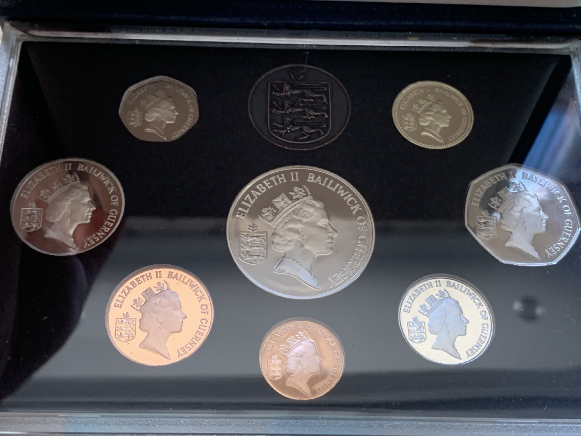 《竞宝斋》第84场-本周日，周一2场连拍（全场不限金额包邮） PROOF原盒装证书英属格恩济1985年8枚套币  发行量2500套