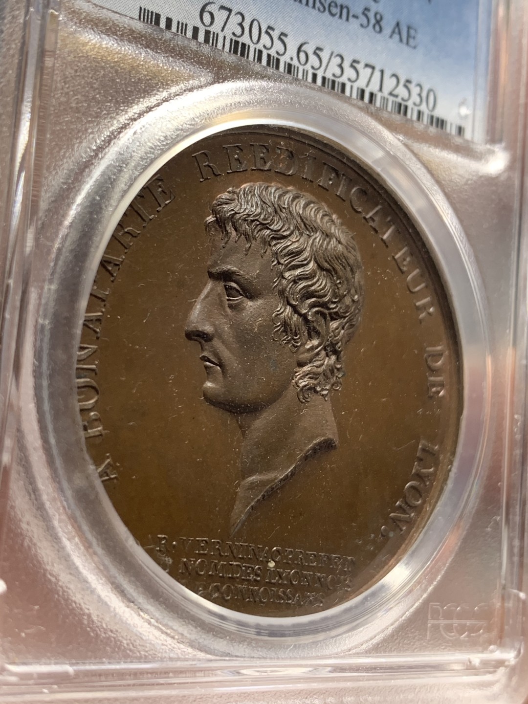 《竞宝斋》第84场-本周日，周一2场连拍（全场不限金额包邮） PCGS SP65BN 1800年原铸法国铜章 致敬里昂的重建者拿破仑波拿巴 共和八年第一执政 经典的凯撒头 超高浮雕加厚盒 实物观感极佳 外拍热门