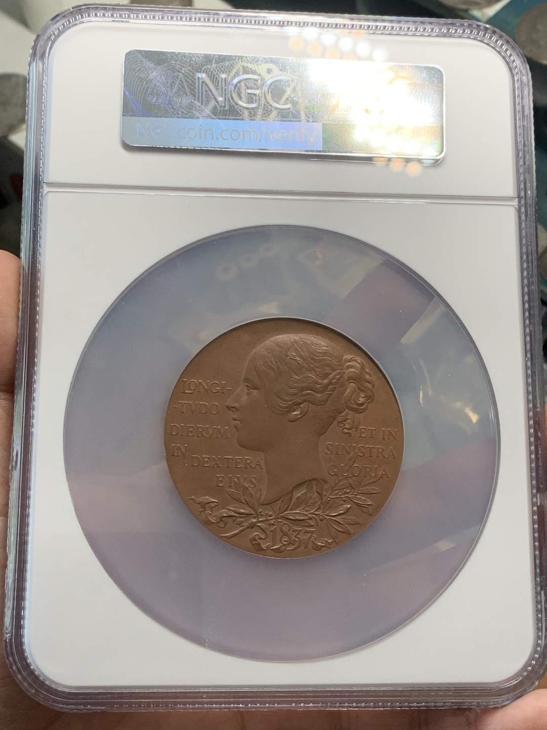 《竞宝斋》第84场-本周日，周一2场连拍（全场不限金额包邮） NGC UNC 1897年维多利亚登基60周年纪念大铜章 铜光饱满 底板丝滑 NGC严评 现在超大盒光评级费也两百多了