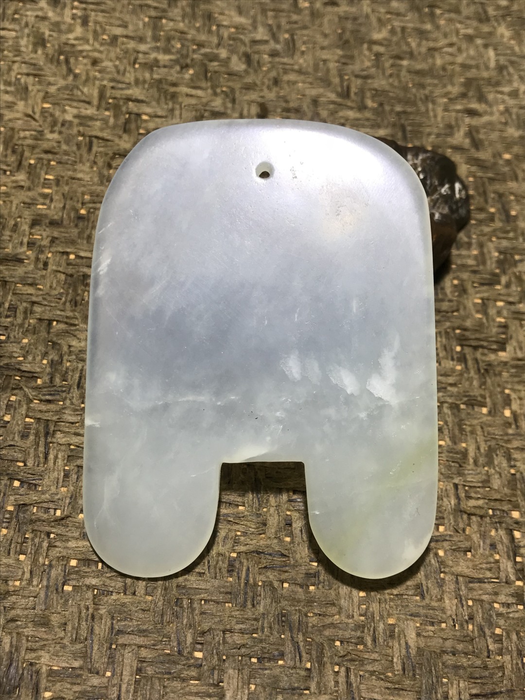 天然岫玉仿古大玉牌一个，