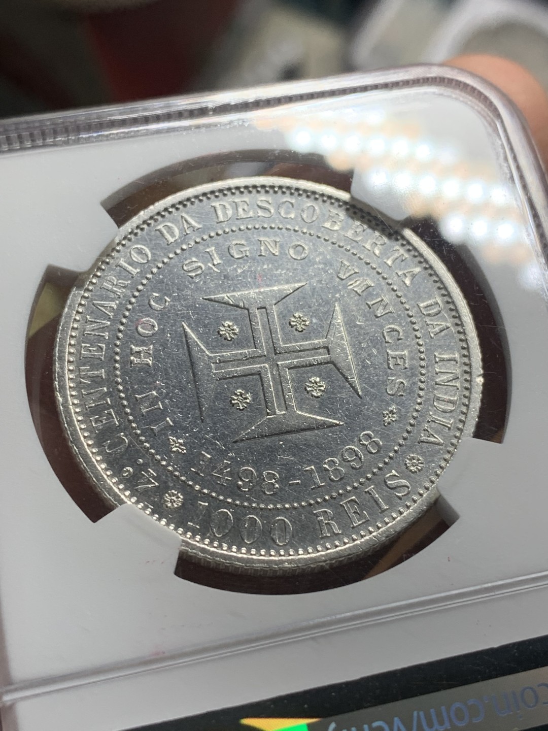 《竞宝斋》第84场-本周日，周一2场连拍（全场不限金额包邮） NGC-UNCD 葡萄牙卡洛斯一世1898年发现印度400周年1000瑞斯纪念银币。