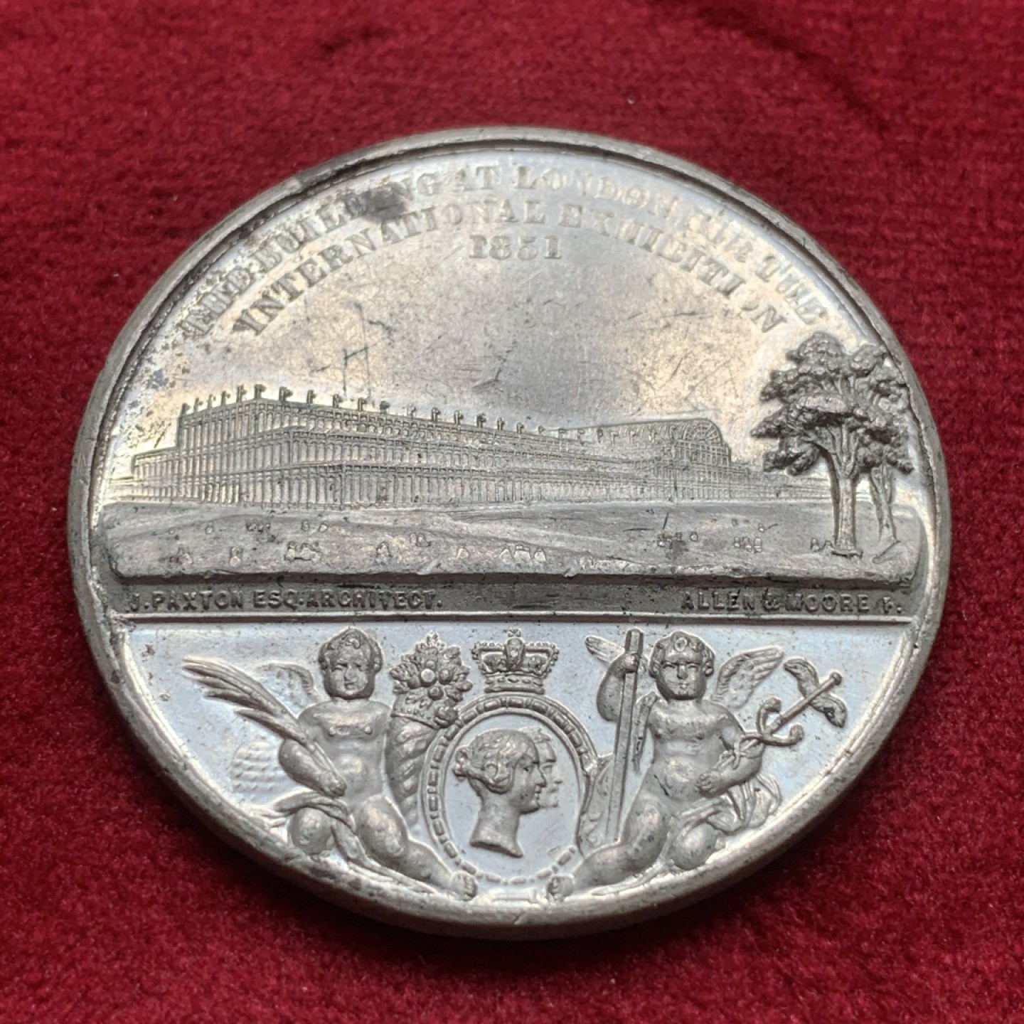 《竞宝斋》第84场-本周日，周一2场连拍（全场不限金额包邮） 1851年英国白色金属纪念章 伦敦世博会 38mm 小维经典哥特女王 背面是水晶宫及双天使女王夫妇头像 品相不错 高浮雕细节极佳 哥特克朗型历史章