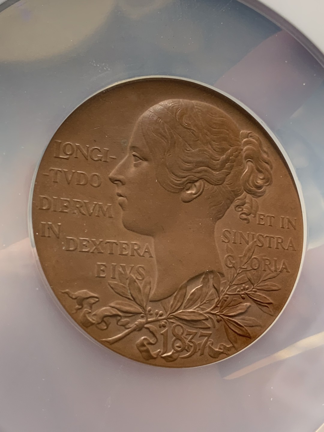 《竞宝斋》第84场-本周日，周一2场连拍（全场不限金额包邮） NGC UNC 1897年维多利亚登基60周年纪念大铜章 铜光饱满 底板丝滑 NGC严评 现在超大盒光评级费也两百多了