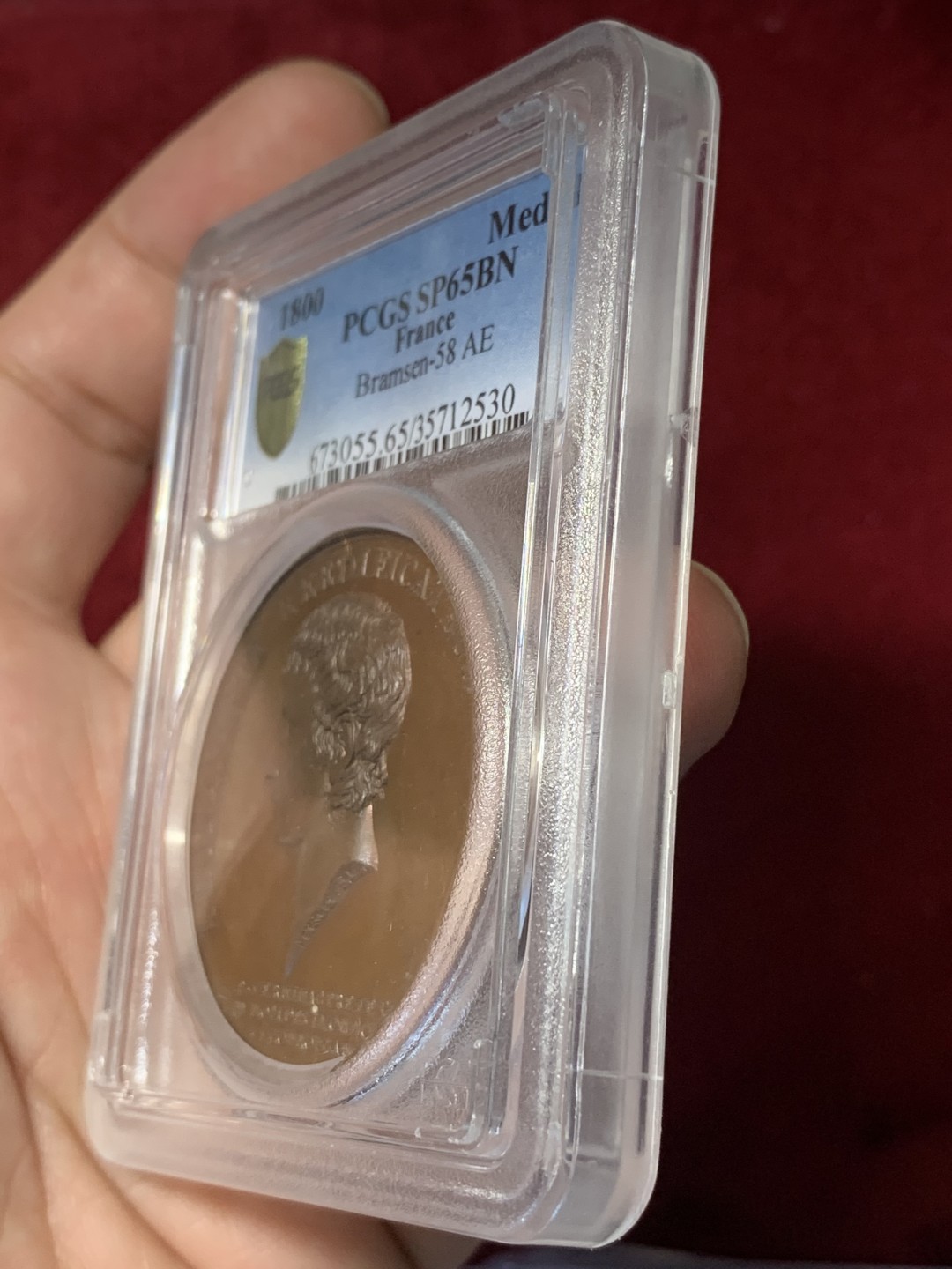 《竞宝斋》第84场-本周日，周一2场连拍（全场不限金额包邮） PCGS SP65BN 1800年原铸法国铜章 致敬里昂的重建者拿破仑波拿巴 共和八年第一执政 经典的凯撒头 超高浮雕加厚盒 实物观感极佳 外拍热门