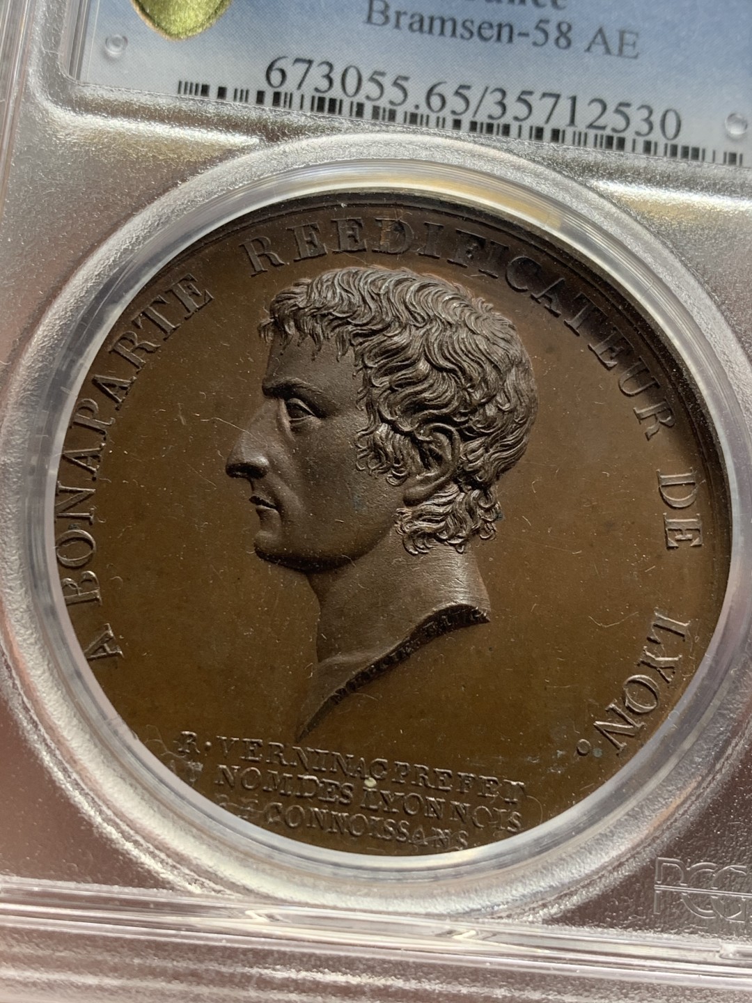 《竞宝斋》第84场-本周日，周一2场连拍（全场不限金额包邮） PCGS SP65BN 1800年原铸法国铜章 致敬里昂的重建者拿破仑波拿巴 共和八年第一执政 经典的凯撒头 超高浮雕加厚盒 实物观感极佳 外拍热门