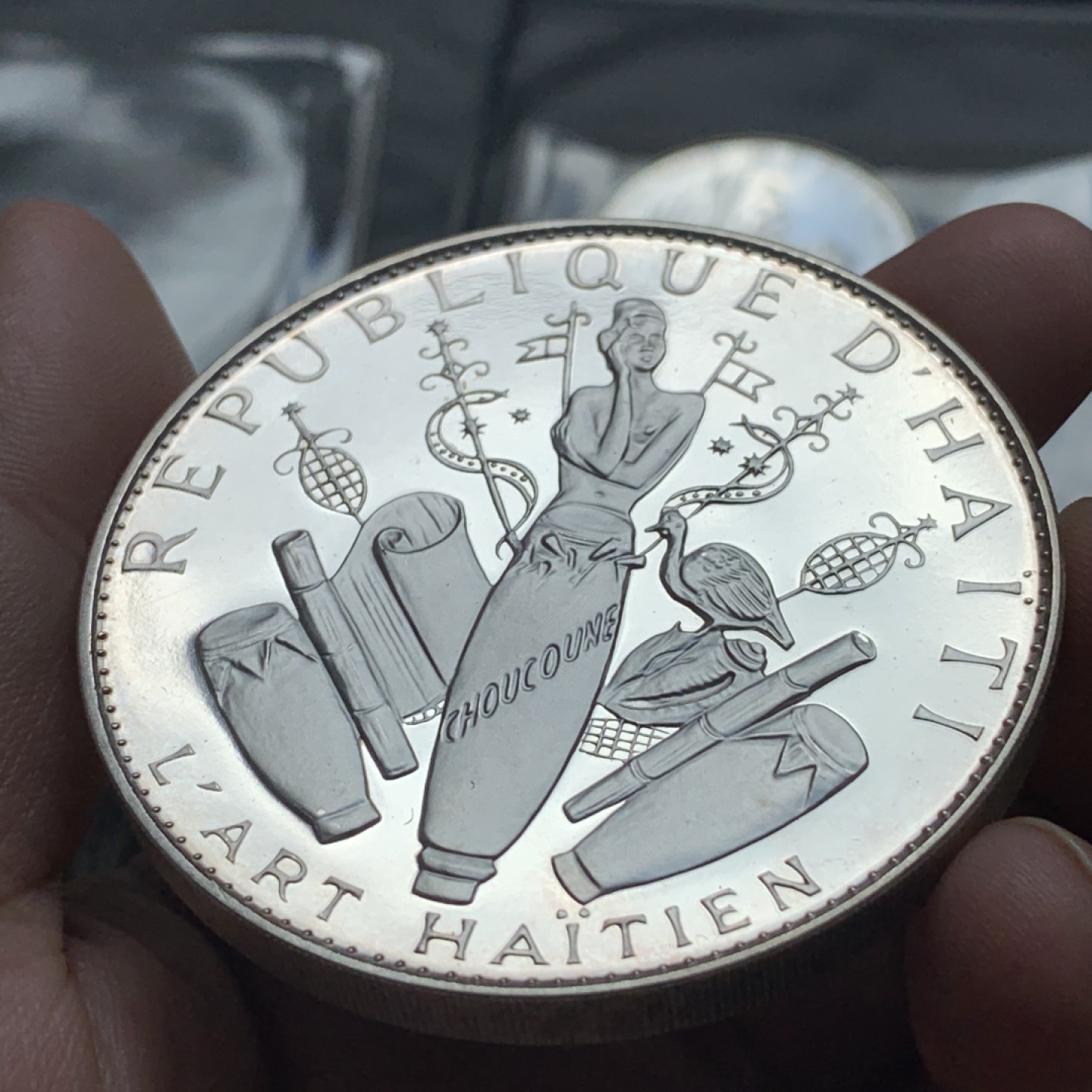 《竞宝斋》第84场-本周日，周一2场连拍（全场不限金额包邮） PROOF原包装海地1968、1969年5.10.25盾三枚纪念银套币  独立包装   5盾  1969年 1175枚最少的一年 23.52g    0.999