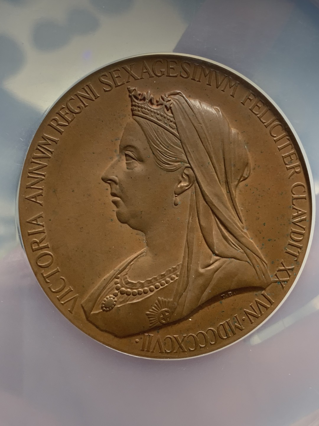 《竞宝斋》第84场-本周日，周一2场连拍（全场不限金额包邮） NGC UNC 1897年维多利亚登基60周年纪念大铜章 铜光饱满 底板丝滑 NGC严评 现在超大盒光评级费也两百多了