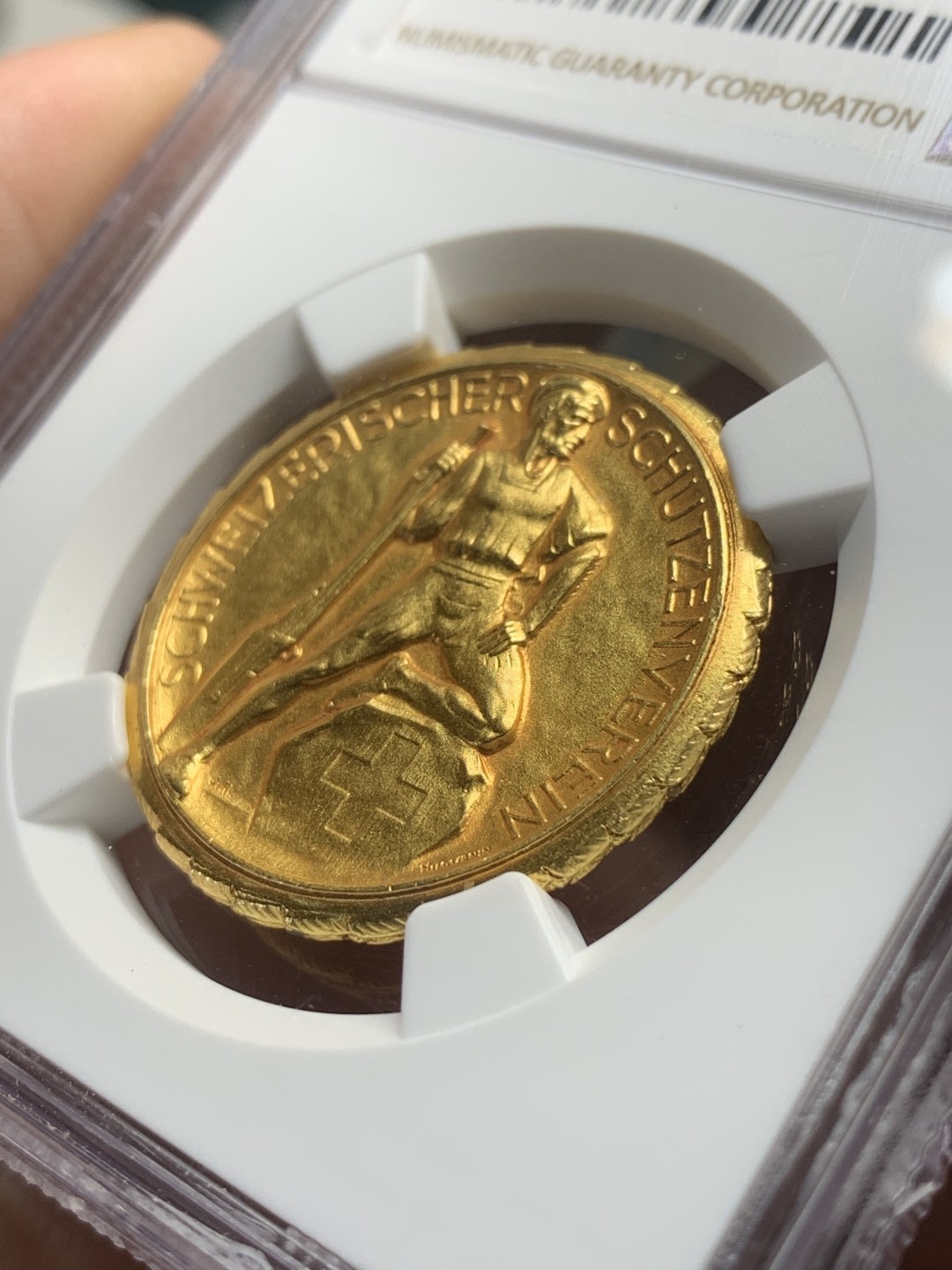 《竞宝斋》第84场-本周日，周一2场连拍（全场不限金额包邮） NGC MS65 瑞士1920年代镀金射击节银章 金光闪闪 品相优异