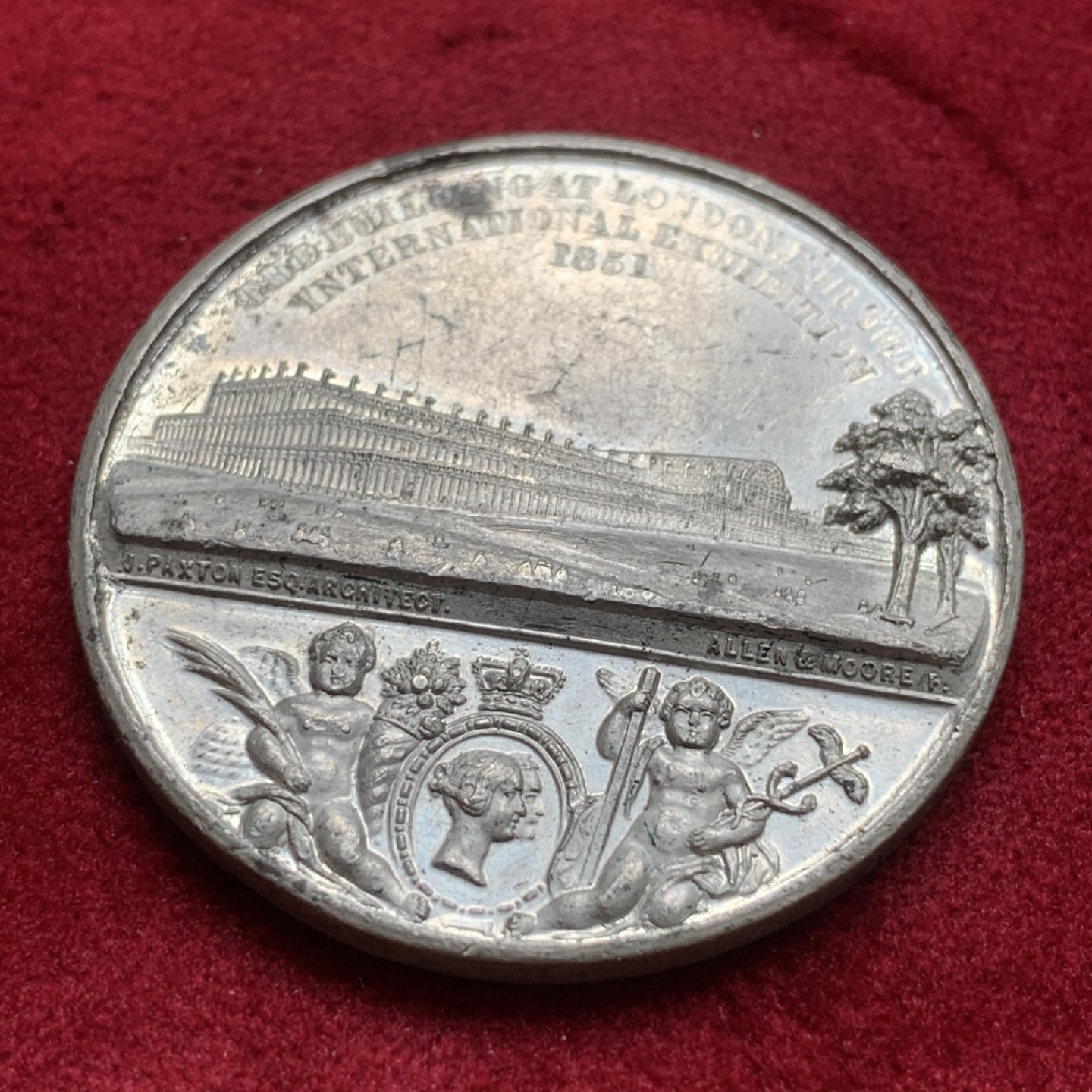 《竞宝斋》第84场-本周日，周一2场连拍（全场不限金额包邮） 1851年英国白色金属纪念章 伦敦世博会 38mm 小维经典哥特女王 背面是水晶宫及双天使女王夫妇头像 品相不错 高浮雕细节极佳 哥特克朗型历史章