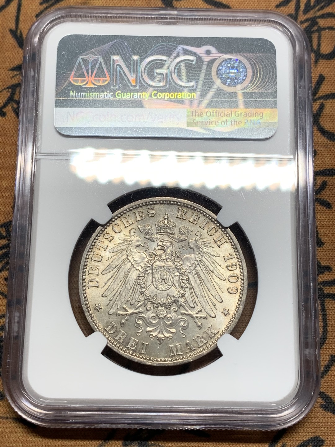 《竞宝斋》第84场-本周日，周一2场连拍（全场不限金额包邮） NGC-MS63 德国 施瓦茨堡松得斯豪森 1909年 3马克 银币 卡尔甘特尔 黄油彩包浆 难得一见