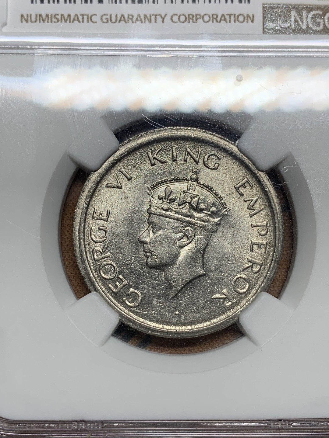 《竞宝斋》第84场-本周日，周一2场连拍（全场不限金额包邮） NGC MS62 英属印度 乔六 1947年1卢比 状态不错