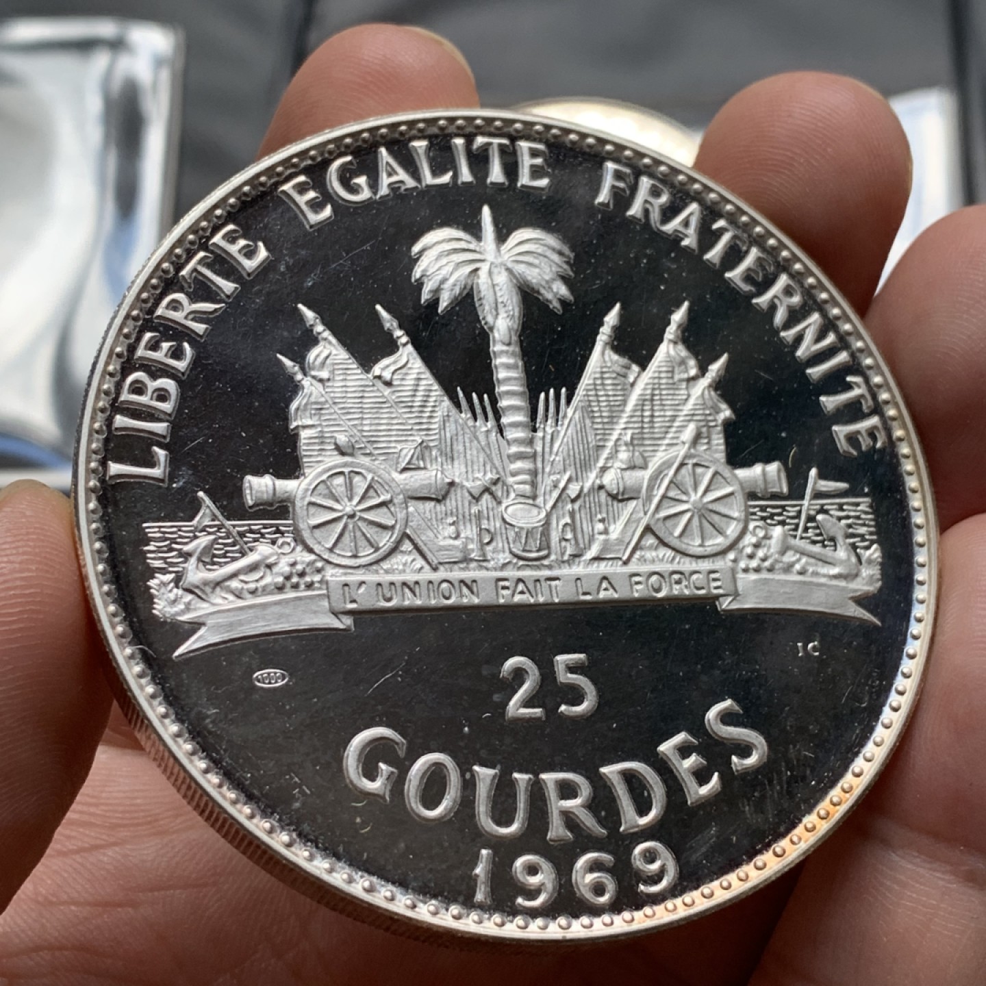 《竞宝斋》第84场-本周日，周一2场连拍（全场不限金额包邮） PROOF原包装海地1968、1969年5.10.25盾三枚纪念银套币  独立包装   5盾  1969年 1175枚最少的一年 23.52g    0.999