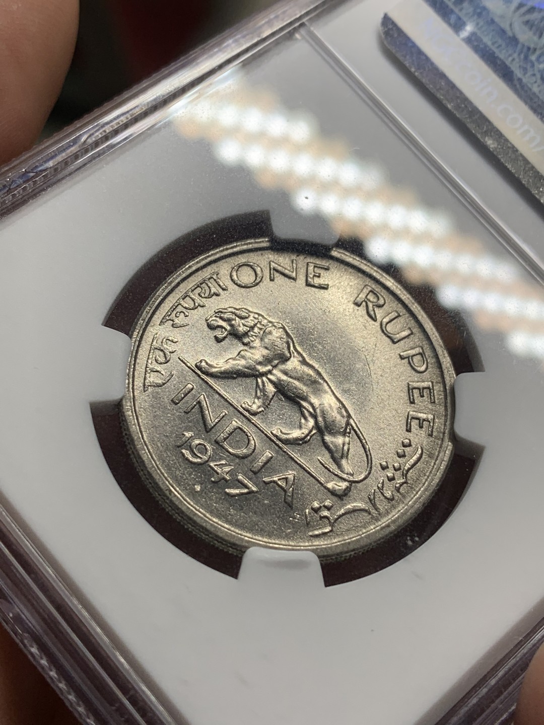 《竞宝斋》第84场-本周日，周一2场连拍（全场不限金额包邮） NGC MS62 英属印度 乔六 1947年1卢比 状态不错