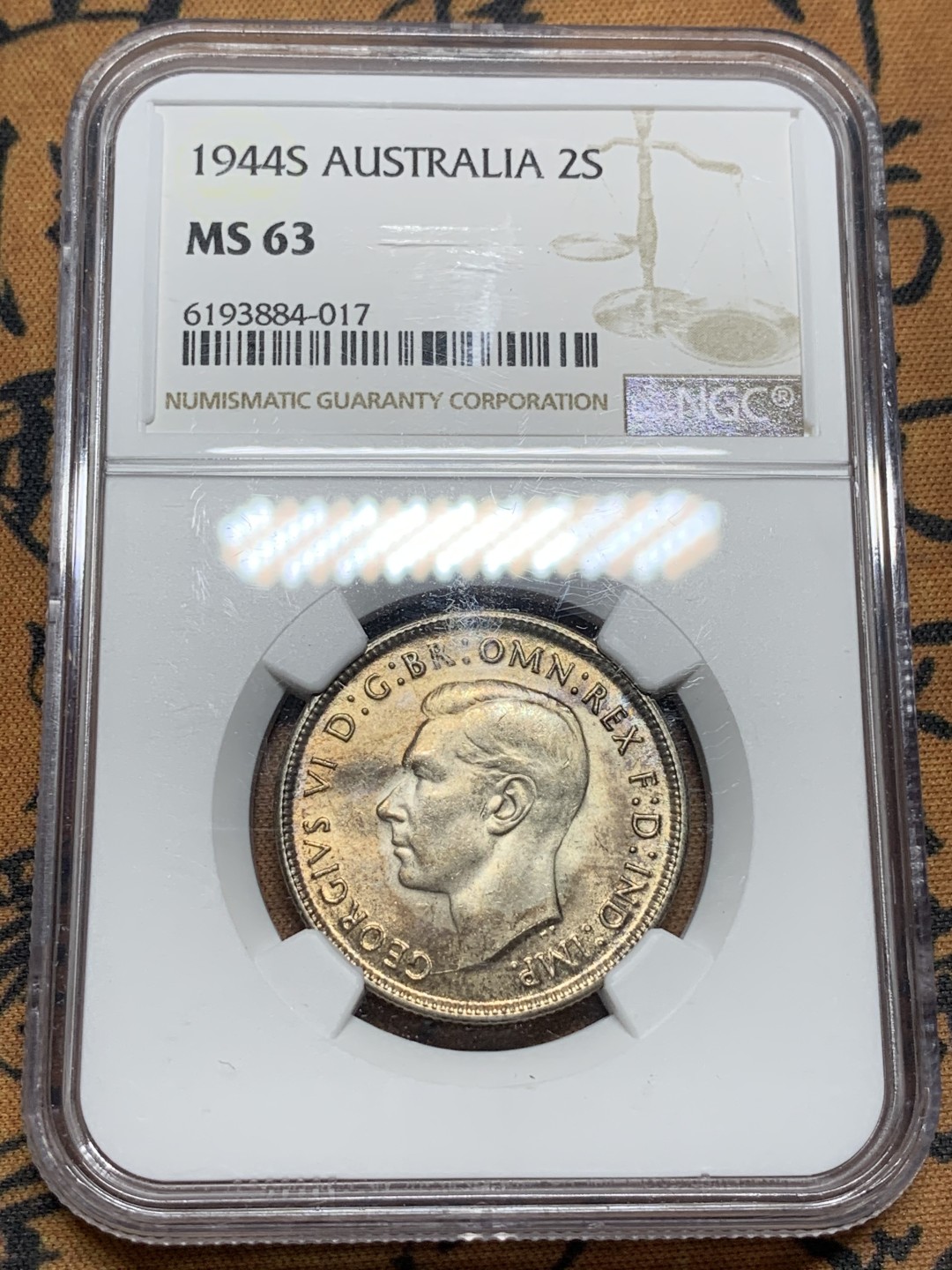 《竞宝斋》第84场-本周日，周一2场连拍（全场不限金额包邮） NGC  MS63澳大利亚1944年S厂1佛洛琳银币淡黄包浆，细节完美