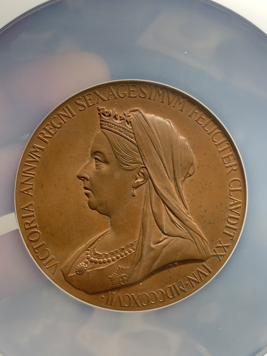 《竞宝斋》第84场-本周日，周一2场连拍（全场不限金额包邮） NGC UNC 1897年维多利亚登基60周年纪念大铜章 铜光饱满 底板丝滑 NGC严评 现在超大盒光评级费也两百多了