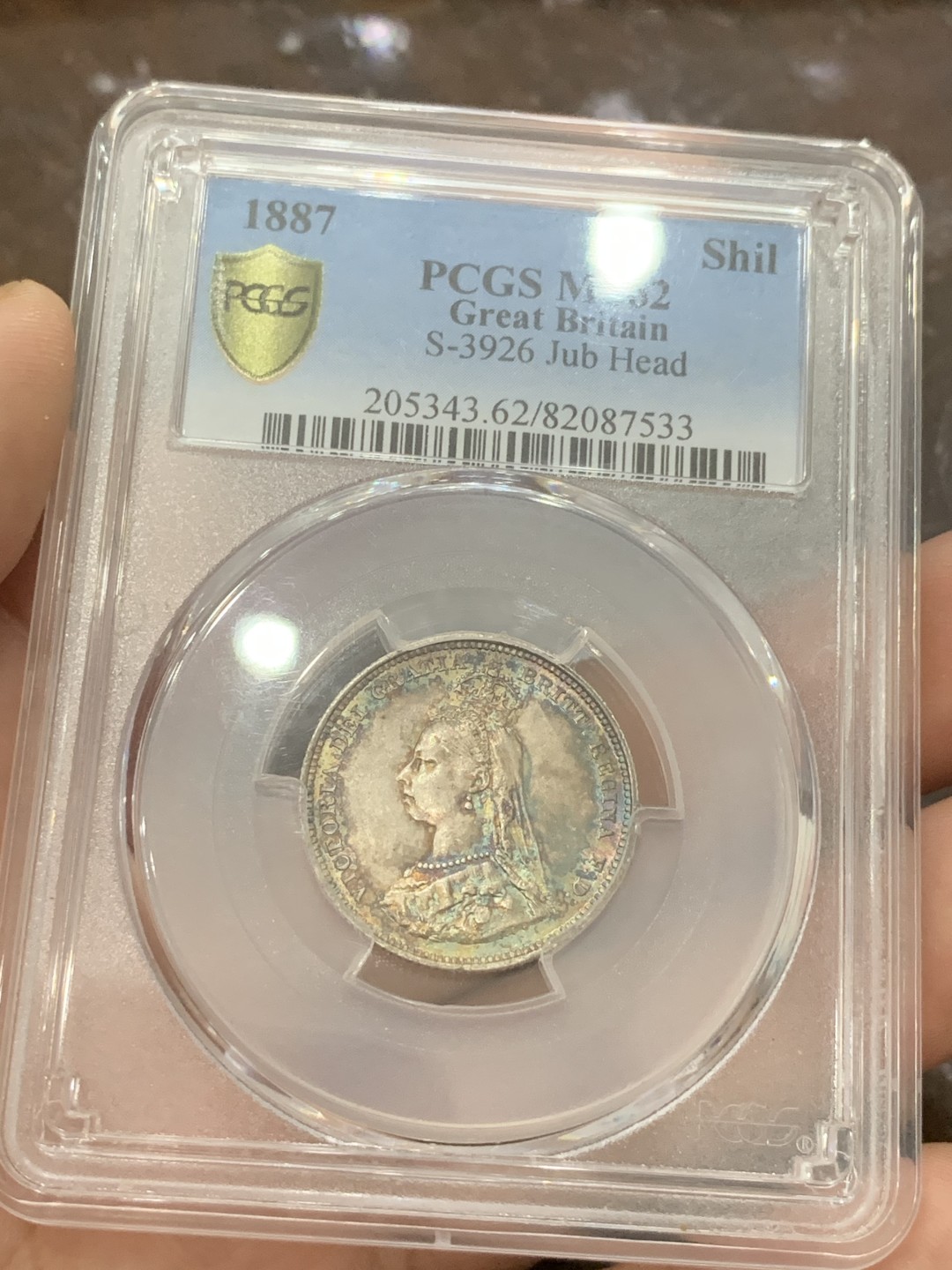 《竞宝斋》第84场-本周日，周一2场连拍（全场不限金额包邮） PCGS-MS62英国1887年维多利亚高冠一先令银币 两面彩虹彩 五彩斑斓美不胜收  细节也到位 不可多得的一颗 