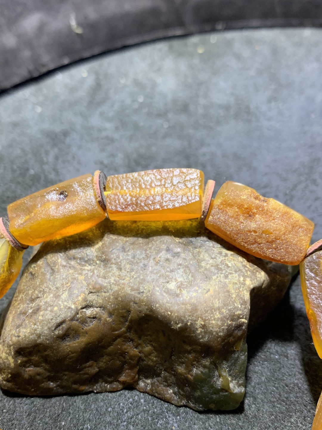 精美天然乌克兰蜜蜡原石打磨随形手串1条！