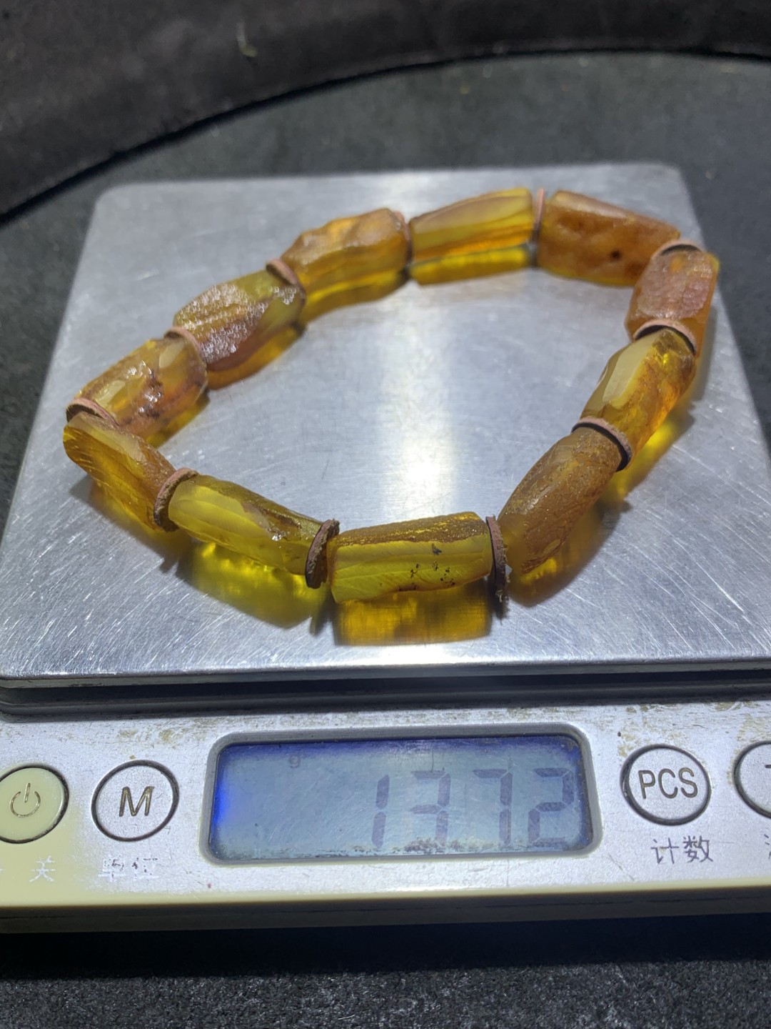 精美天然乌克兰蜜蜡原石打磨随形手串1条！
