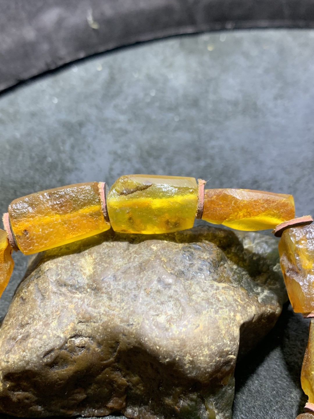 精美天然乌克兰蜜蜡原石打磨随形手串1条！