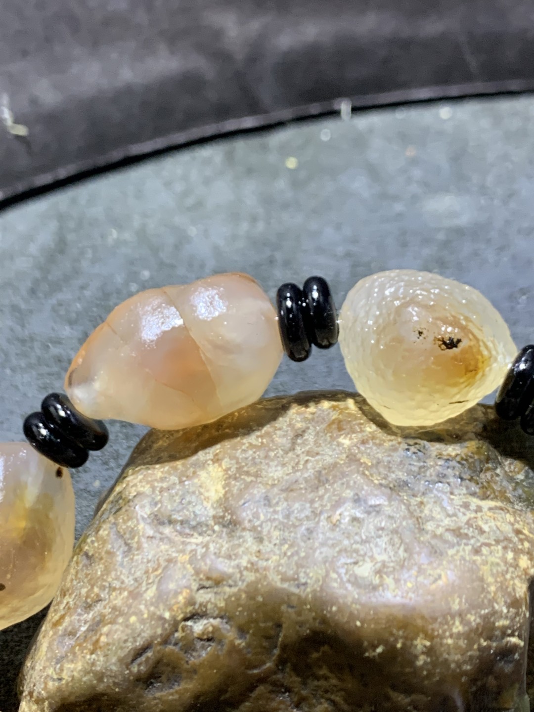 精美天然阿拉善大颗粒糖心玛瑙原石手串一条！