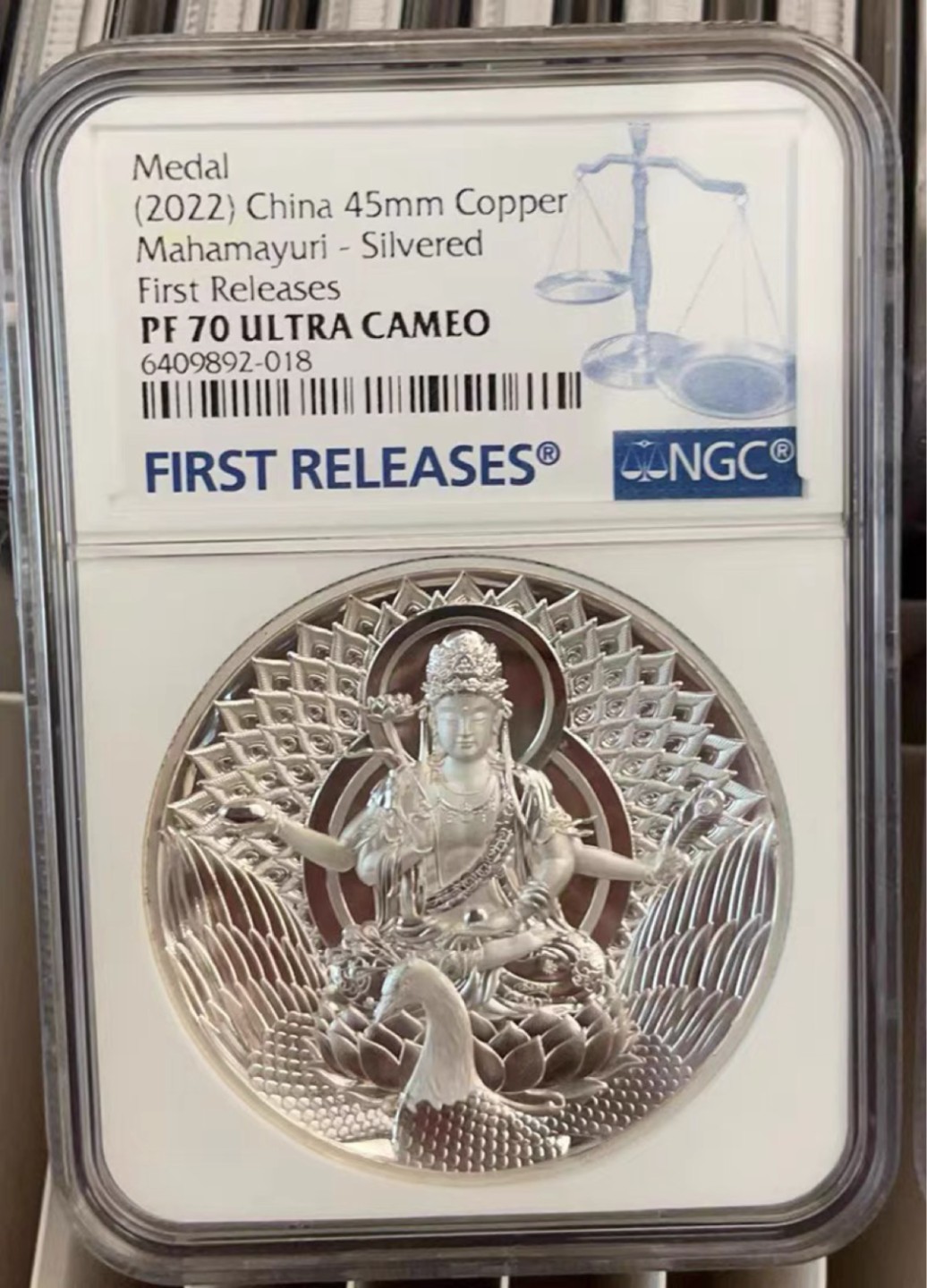 金银币专拍场 孔雀明王高浮雕加厚镀银评级铜章.直径45mm.首期蓝标.NGC 70分