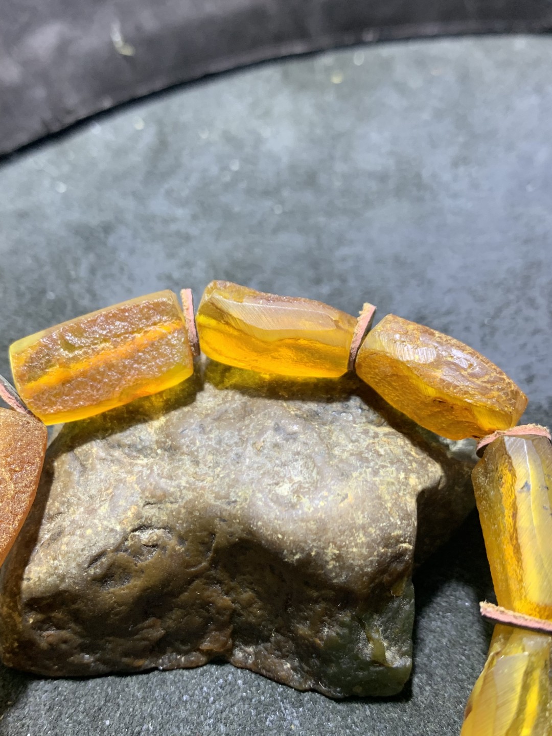 精美天然乌克兰蜜蜡原石打磨随形手串1条！