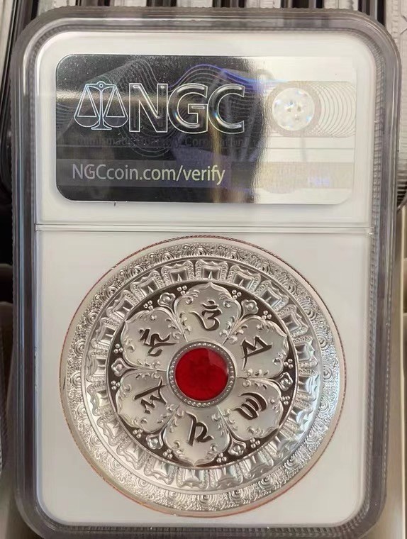 金银币专拍场 孔雀明王高浮雕加厚镀银评级铜章.直径45mm.首期蓝标.NGC 70分