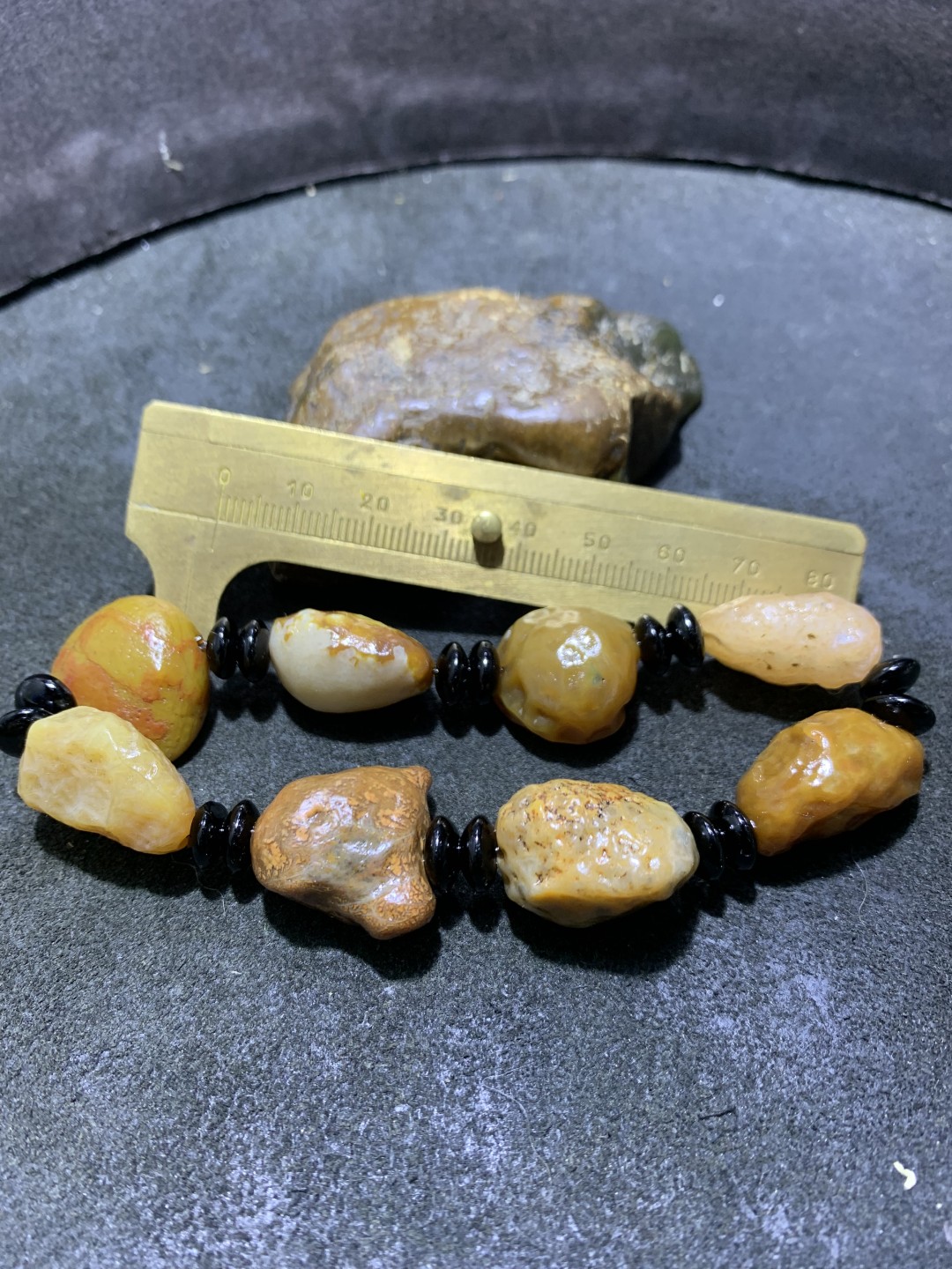 精美大颗粒筋脉石原石手串一条，