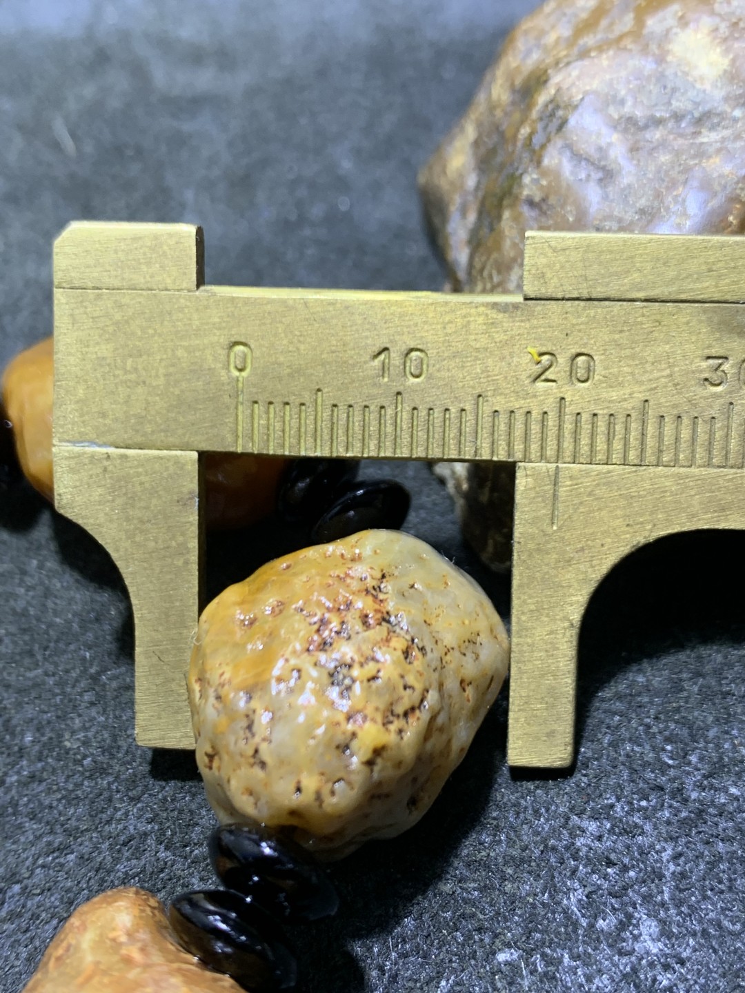 精美大颗粒筋脉石原石手串一条，