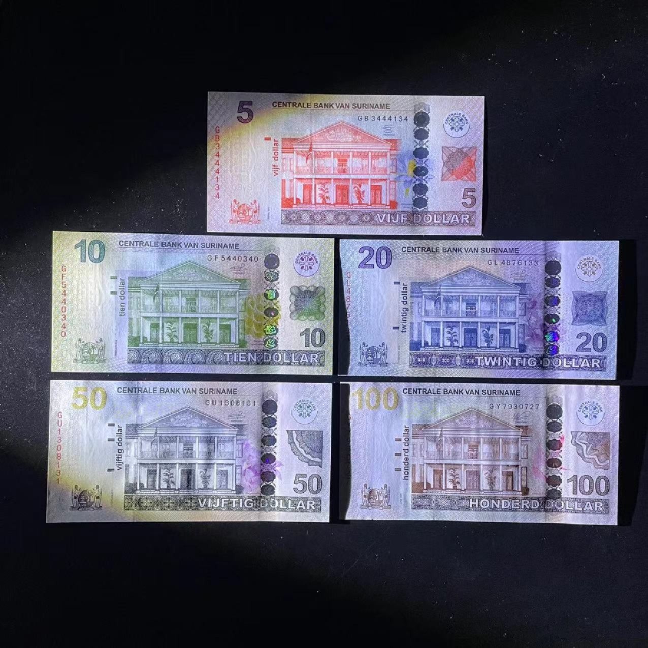 《外钞收藏家》第一百九十五期 2019年苏里南一套5张 全新UNC