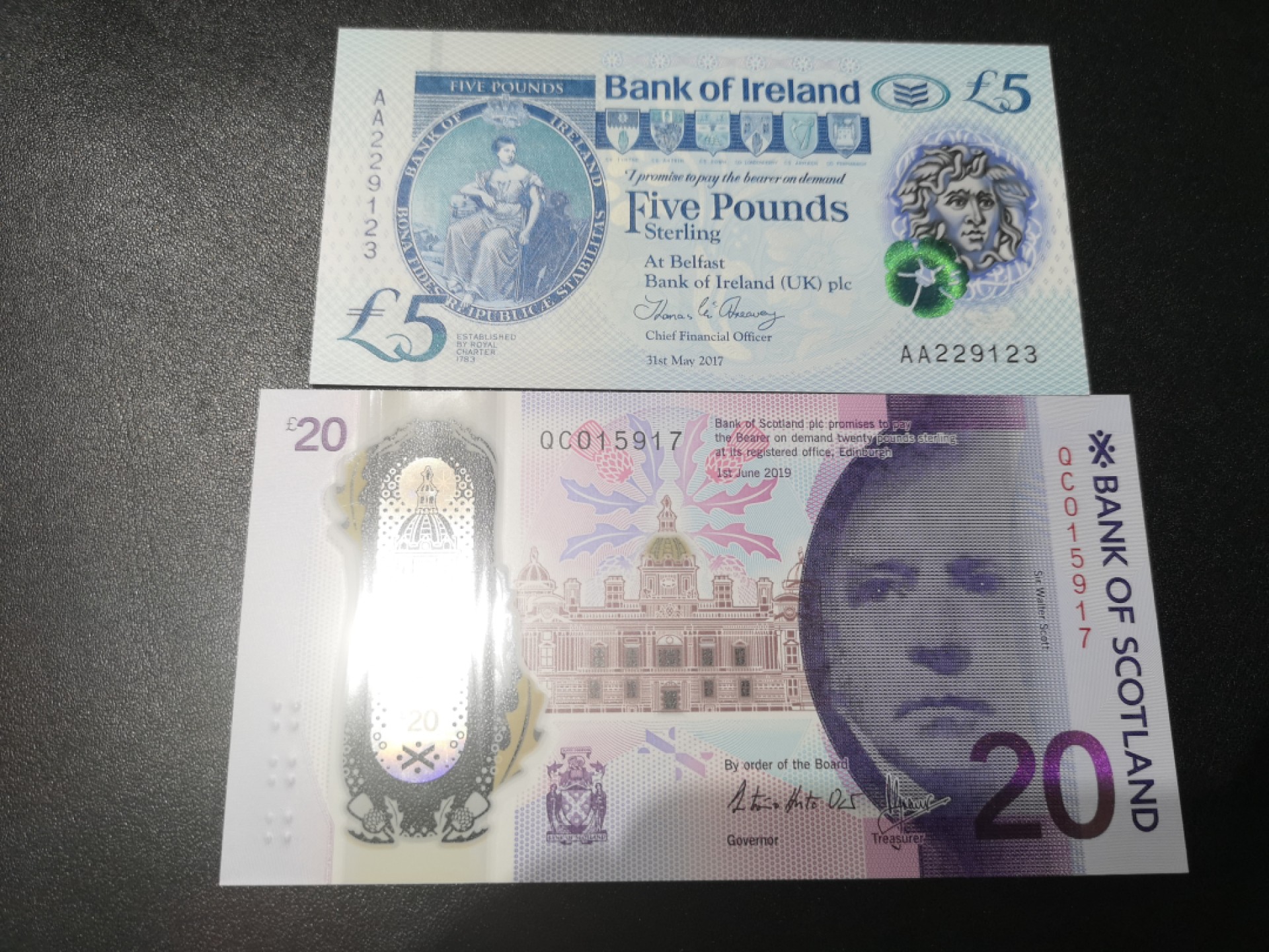 《外钞收藏家》第一百九十五期 2017年爱尔兰5镑 AA冠 无47+苏格兰20镑 两张一起 全新UNC